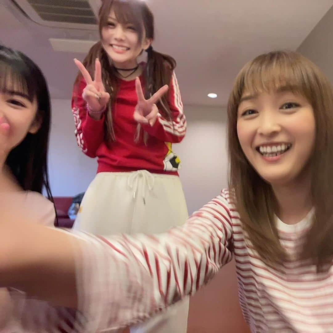 石川梨華さんのインスタグラム写真 - (石川梨華Instagram)「レアな3人ショット❣️  横アリLIVEリハの時に撮ってもらった💖  楽屋でさゆとポケモンの話で盛り上がってたら れいなが楽屋に来て、しかも！ピカチュウの服着てたから、 え、れいなもポケモンすきなの！？ってめっちゃテンション上がって聞いたら、、、  違います！adidasが好きでたまたまコラボしてて珍しかったから買っただけです！ってw  めっちゃサイコーな返しだった🤣‼️ ちょー笑ったし、 さすが昔から変わらない正直者なれいなに嬉しくなった🫶  その流れで写真撮ってもらったんだけど 2枚目は最初にタイマーで撮ろうとした時に ケータイずれて慌てて直す私と どうしようってなってるさゆと ポーズとりながらもめちゃくちゃ可愛い笑顔してるれいな❣️  #石川梨華 #道重さゆみ #田中れいな #モーニング娘og #4期と6期 #レアショット」11月24日 11時06分 - rika_ishikawa_official