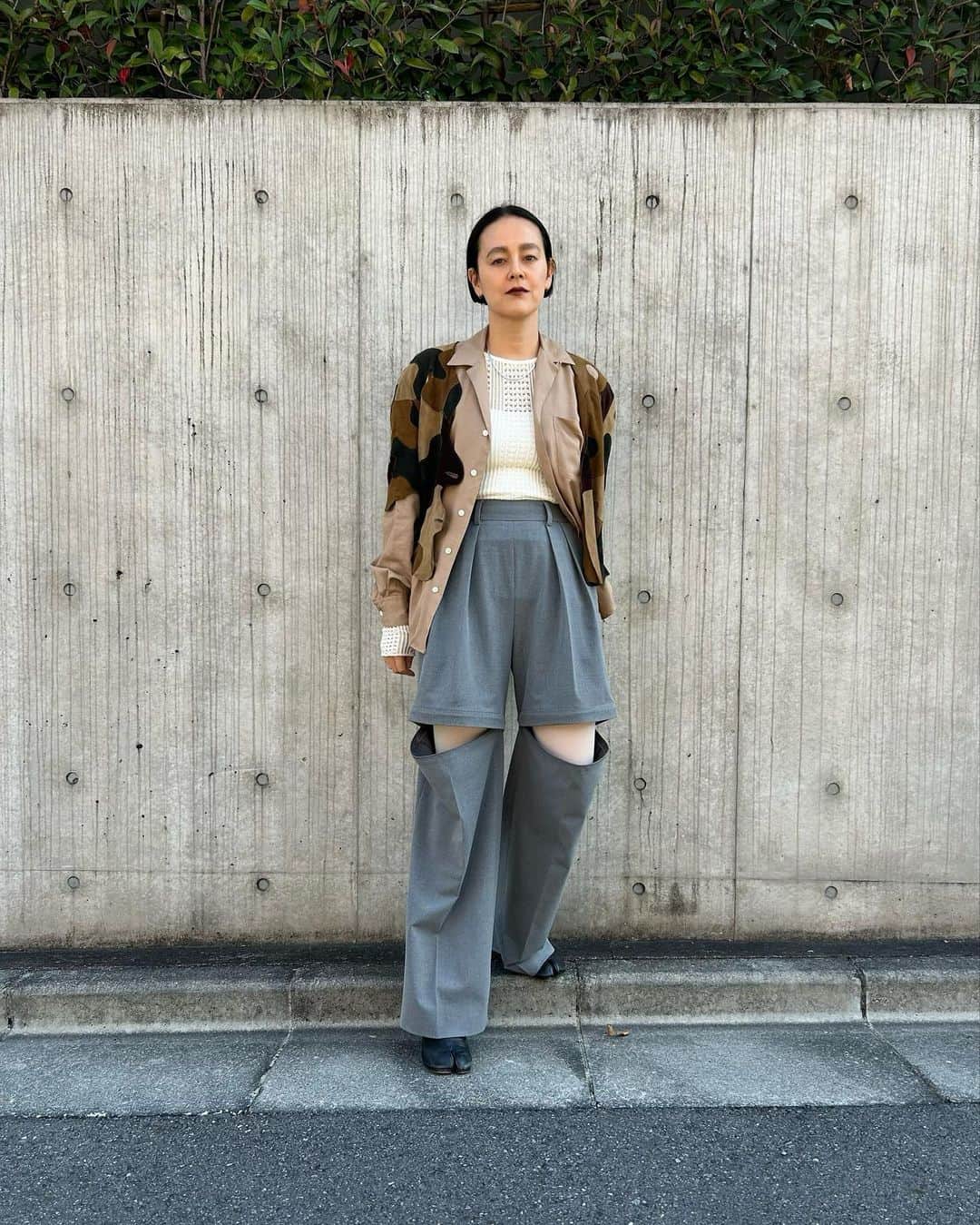 nao_nakabaのインスタグラム：「同じスタイリングでも、カラーが違うだけで雰囲気が、がらりと変わる🩶🖤  毎日履きたくなる履き心地。 忙しい毎日 シンプルで合わせやすいけど、 ファッションを楽しみたい心を満たしてくれる。そんな思いを詰め込んだパンツです😌  本日12:00リリース 「 Removable Pants 」  ●Mediam × JUQUI (Nagoya/Kanazaw)限定カラー " Charcoal "  ●Restock カラー " Black "  juqui nagoya / juqui kanazawa / mediam 販売は上記の３カ所のみになります。」
