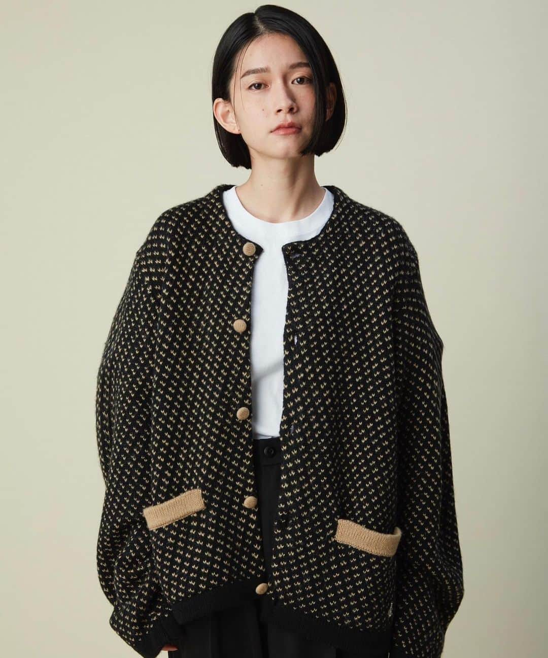 三田真一のインスタグラム：「mitershinichi @i_need_you_baby_jp  "Short Knit Jacket"  柔らかな肌ざわりのモヘアタッチのアクリルニットは、ローゲージでざっくりと編み温かみのある風合いに サイズ感もユニセックスで着れるよう通常よりもコンパクトに作っております ダブルジャガードで表現しており、程よいボリューム感と厚みがあります カラー展開はバーズアイとブラック2色 気分なショート丈でスタイリングの幅が広がるアイテムに仕上がってます  [SIZE］ SIMIL [COLOR] Black/BirdsEye Beige  【モデル】 LADYS-Mii 162cm  着用 Lサイズ  https://www.daytona-park.com/item/1235358100002 (販売開始後に商品ページに表示されます) @mitershinichi  @freaksstore_official  @daytona_park」