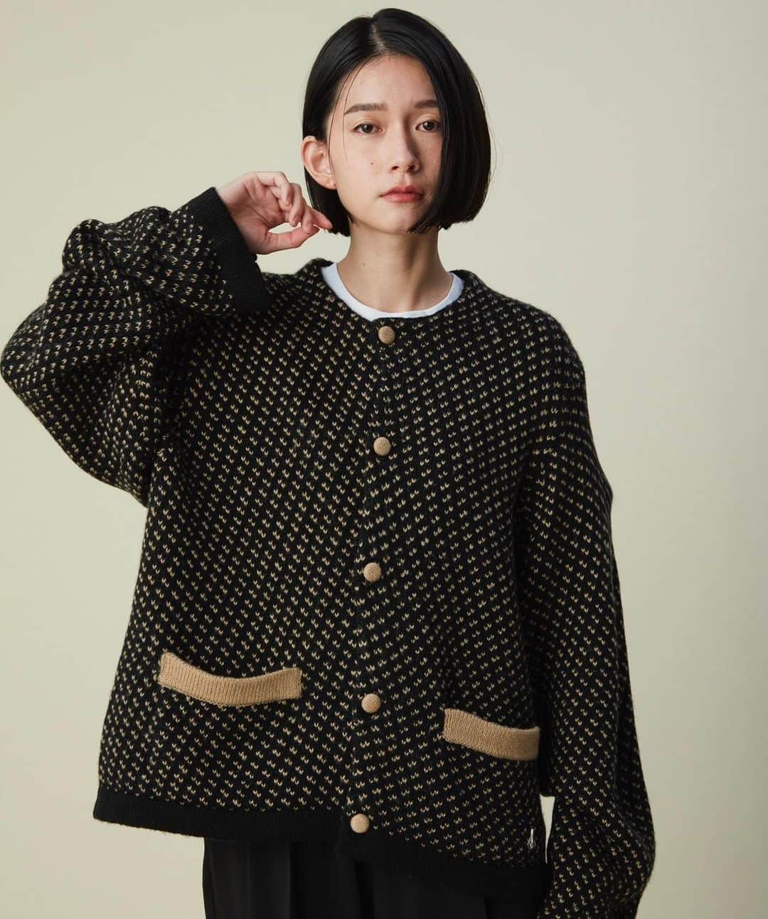 三田真一さんのインスタグラム写真 - (三田真一Instagram)「mitershinichi @i_need_you_baby_jp  "Short Knit Jacket"  柔らかな肌ざわりのモヘアタッチのアクリルニットは、ローゲージでざっくりと編み温かみのある風合いに サイズ感もユニセックスで着れるよう通常よりもコンパクトに作っております ダブルジャガードで表現しており、程よいボリューム感と厚みがあります カラー展開はバーズアイとブラック2色 気分なショート丈でスタイリングの幅が広がるアイテムに仕上がってます  [SIZE］ SIMIL [COLOR] Black/BirdsEye Beige  【モデル】 LADYS-Mii 162cm  着用 Lサイズ  https://www.daytona-park.com/item/1235358100002 (販売開始後に商品ページに表示されます) @mitershinichi  @freaksstore_official  @daytona_park」11月24日 11時10分 - mitershinichi