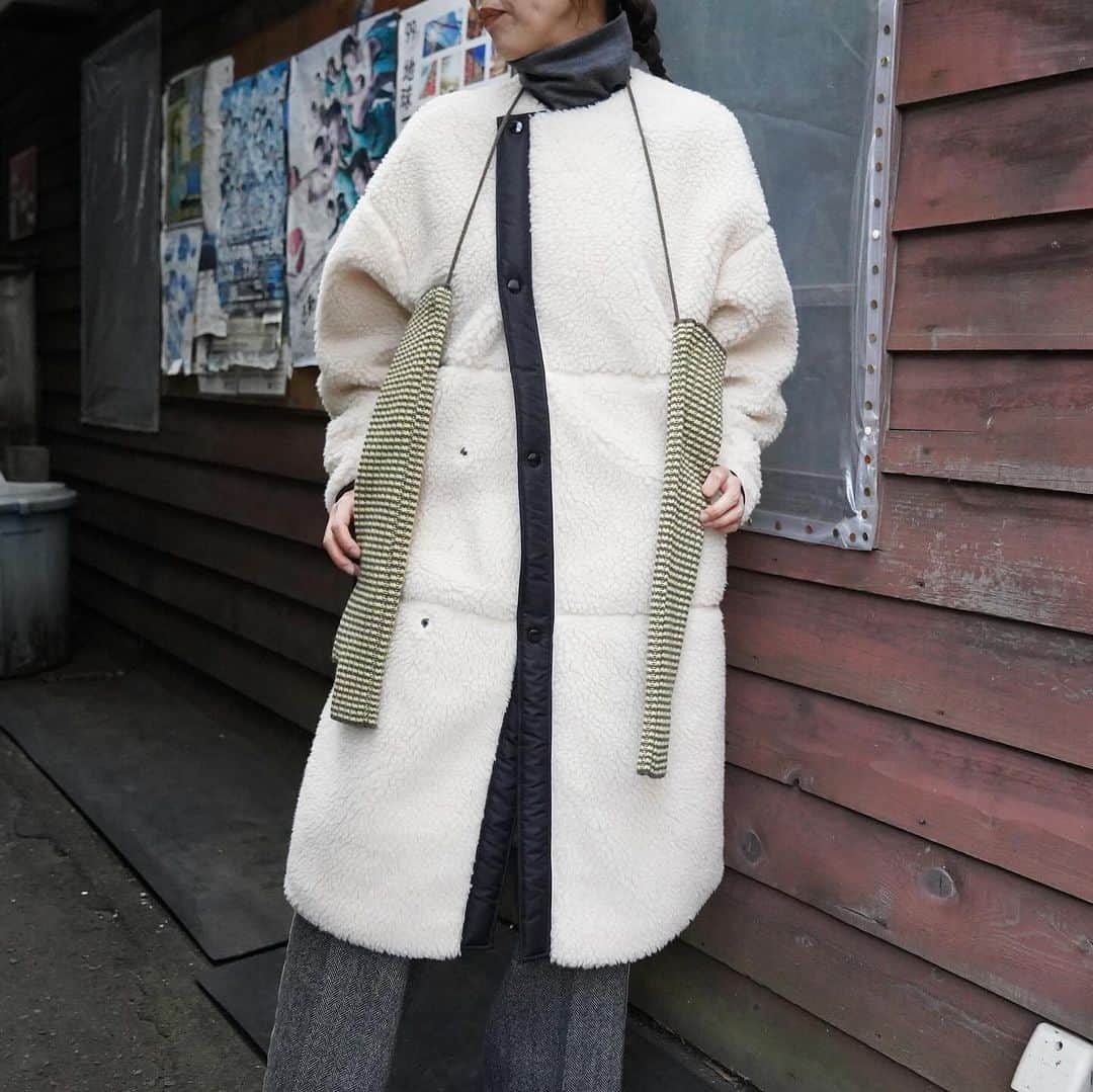 のインスタグラム：「.  [HYKE] FAUX SHEARLING COAT.  フェイクムートン素材を使用したボアコート。 ミリタリーコートのライナーからインスピレーションを得てデザインされた1着。 軽くて保温性の高いアイテムです。  -  #mawsapporo #MāW #insonlinestore #hyke #sapporo #hokkaido #23aw」