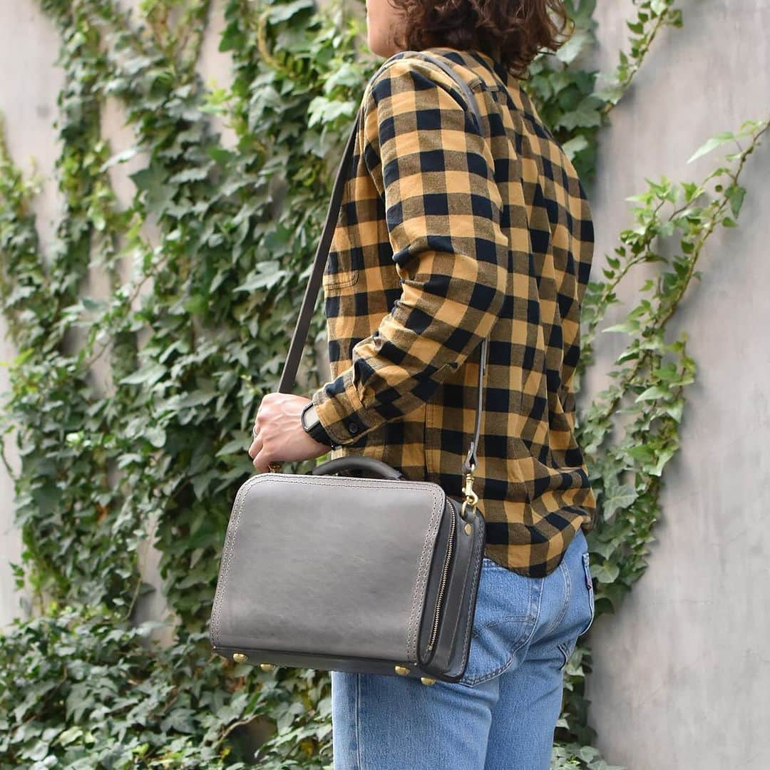 HERZ ヘルツさんのインスタグラム写真 - (HERZ ヘルツInstagram)「@herz_bag　ヘルツ冬の限定革販売スタート ———————————————— ⁡ #プルアップレザー を使ったアイテムが本日より販売スタート！！ ⁡ 定番で使用しているヘルツオリジナルレザーと同じイタリアのタンナーさんに冬の企画用として製作を依頼した特別仕様のプルアップレザー。 ⁡ 革色はキャメルとブラックの2色。 革質もハードレザータイプの「ラティーゴ」、ソフトレザータイプの「スターレ」があります。 ⁡ プルアップレザーとは、革をつくる工程でオイルを多分に浸透させ、革に深みを出す加工方法の一つです。お使い頂く中で折れ曲がったり、伸びたりすると、中のオイルが移動して見た目の表情が豊かに変化します。 ⁡ オリジナルレザーをベースにして作った、ヘルツならではのプルアップレザー。 十人十色の経年変化をお楽しみ下さい。 ⁡ 【11月24日（金）～ 販売開始】 ※HERZ各店舗（Organを除く）及びオンラインショップで限定販売いたします。 ※各店それぞれ異なるアイテムを作っています。 ※商品等に関するお問い合わせは、販売開始の11月24日以降にお願い致します。 ⁡ 今後ブログやSNSでも追加情報を発信していきますので、あわせてご確認下さい。 それでは、お楽しみに！！ ⁡ ———————————————— ⁡ #革 / #レザー / #革製品 / #革鞄 / #レザーバッグ / #革職人 / #作り手 / #革工房 / #ヘルツ / #ヘルツバッグ / #herz / #herzbag / #leather / #leatherbag /」11月24日 11時11分 - herz_bag