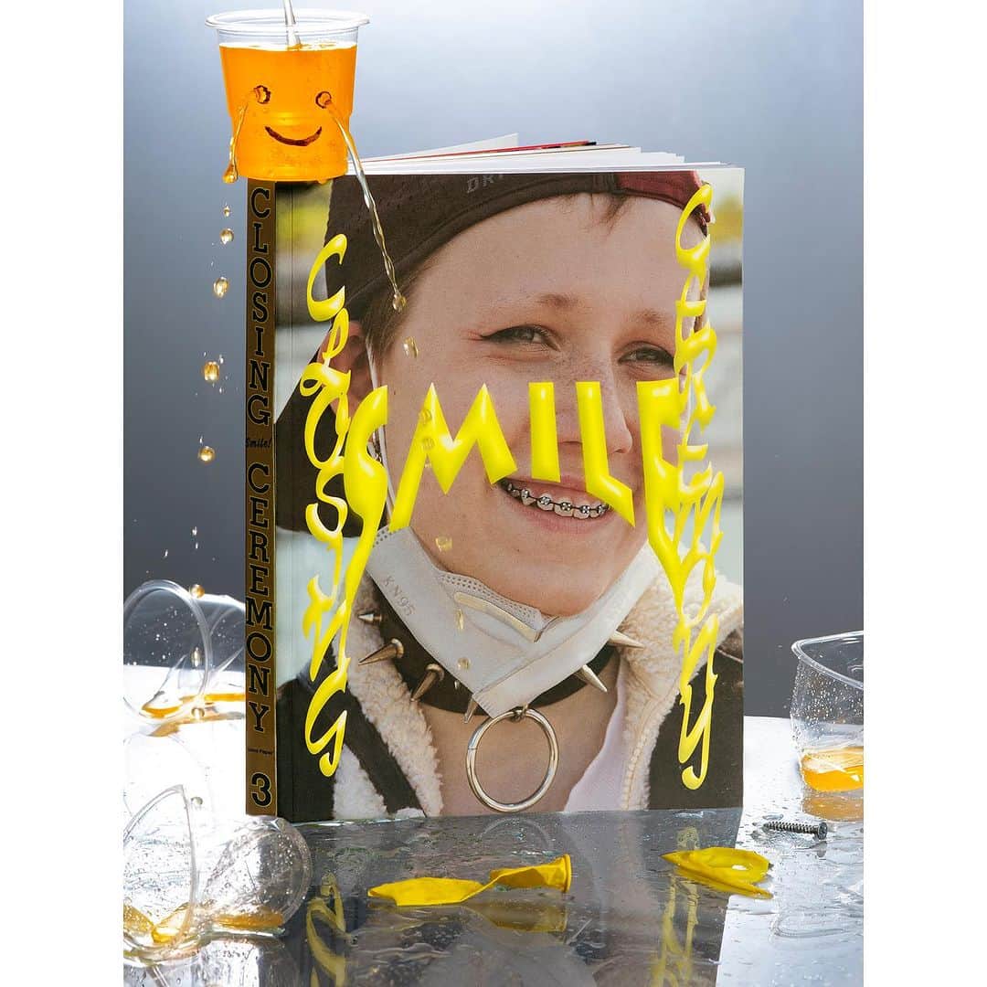銀座 蔦屋書店のインスタグラム：「【フェア】CLOSING CEREMONY MAGAZINE 03 SMILE ISSUE  上海の出版レーベル Same Paperによるアートmagazine『CLOSING CEREMONY MAGAZINE 03 SMILE ISSUE』。  この度、待望のISSUE03が発売されます。Magazineリリースに伴い、キャップやTshirtsなどアパレルアイテムを加え、フェアを開催いたします。ぜひこの期間にご覧ください。  Same Paper 2013年に設立されたアートブックの出版に特化した上海のクリエイティヴスタジオ。デジタルメディアや出版物、イベントなどを通して世界中にお気に入りの出版社やアーティスト、アートプロジェクトを紹介し続けている。2017年から出版をベースにしたアパレルライン ”amateur” をスタートした。 Web site：https://samepaper.com/ instagram : @samepaper  以下SamePaper説明分より 一般的な写真で良く見られるシーンとして、写真家は常に被写体に「笑顔」を求め、演出された一時的に幸せな瞬間を捉えようとします。 また、私たちは困難に出くわしたとき、あたかも問題がないかのように平常心を装って「笑顔でいること」を自分自身に言い聞かせてしまっています。 しかし、演出されたポジティヴさ「笑顔でいること」は必ずしも問題の解決になるとは限らず、もはや自分自身に嘘はつけないことを悟るのです。 特に私たち一人ひとりは程度の差こそあれ悲惨な状況に置かれていて、「笑顔」は必ずしも楽しさをアピールするものではなく、矛盾した意味を持つ感情であり、時には不気味でさえあります。「笑顔」という現象は今や、より複雑な意味を持っているのです。 一方、経済の衰退により、煌びやかで洗練されたコマーシャルビジュアルにおいても、この憂鬱さを隠すことはできなくなりました。 アーティストたちは、時間のかかる創作活動とお金のかかる生活を両立させるという困難な岐路に立たされています。この経済的な制約の中で、限られた労働条件に直面し、その困難に対処するための現実逃避として、彼らはどのように創造的な方法を見出すのでしょうか。 私たちはより根源的なクリエイティビティの本質を探ってみたいと思います。 今号では、世界各地のアーティストや写真家たちが「スマイル / 笑顔」をテーマに、さまざまな視点やユニークな人生経験をもとに制作したストーリーを紹介しています。  ■書籍の詳細  「CLOSING CEREMONY MAGAZINE 03 SMILE ISSUE」 248ページ / 23 × 30 × 1.7 cm / ソフトカバー / 20ページブックレット"amazine - Smile is Worth a Million"付  付属するブックレット amazineのタイトルは、アメリカに本社を置く＜amazon＞と英語の＜amazing＞を文字ったもの。  【フェア】CLOSING CEREMONY MAGAZINE 03 SMILE ISSUE 会期 2023年11月28日(火) - 2023年12月28日(木)※終了日は変更になる場合があります。 時間 10:30～21:00 場所 BOOK売場(写真) 主催 銀座 蔦屋書店 問い合わせ先 03-3575-7755  ▶詳細はこちら https://store.tsite.jp/ginza/event/art/37299-1259231120.html  #SamePaper #CLOSINGCEREMONYMAGAZINE #アートブック #アートマガジン #雑誌 #magazine #artmagazine #gsix #ginzasix #銀座 #蔦屋書店 #ginza #銀座蔦屋書店 #ginzatsutayabooks #tsutayabooks」