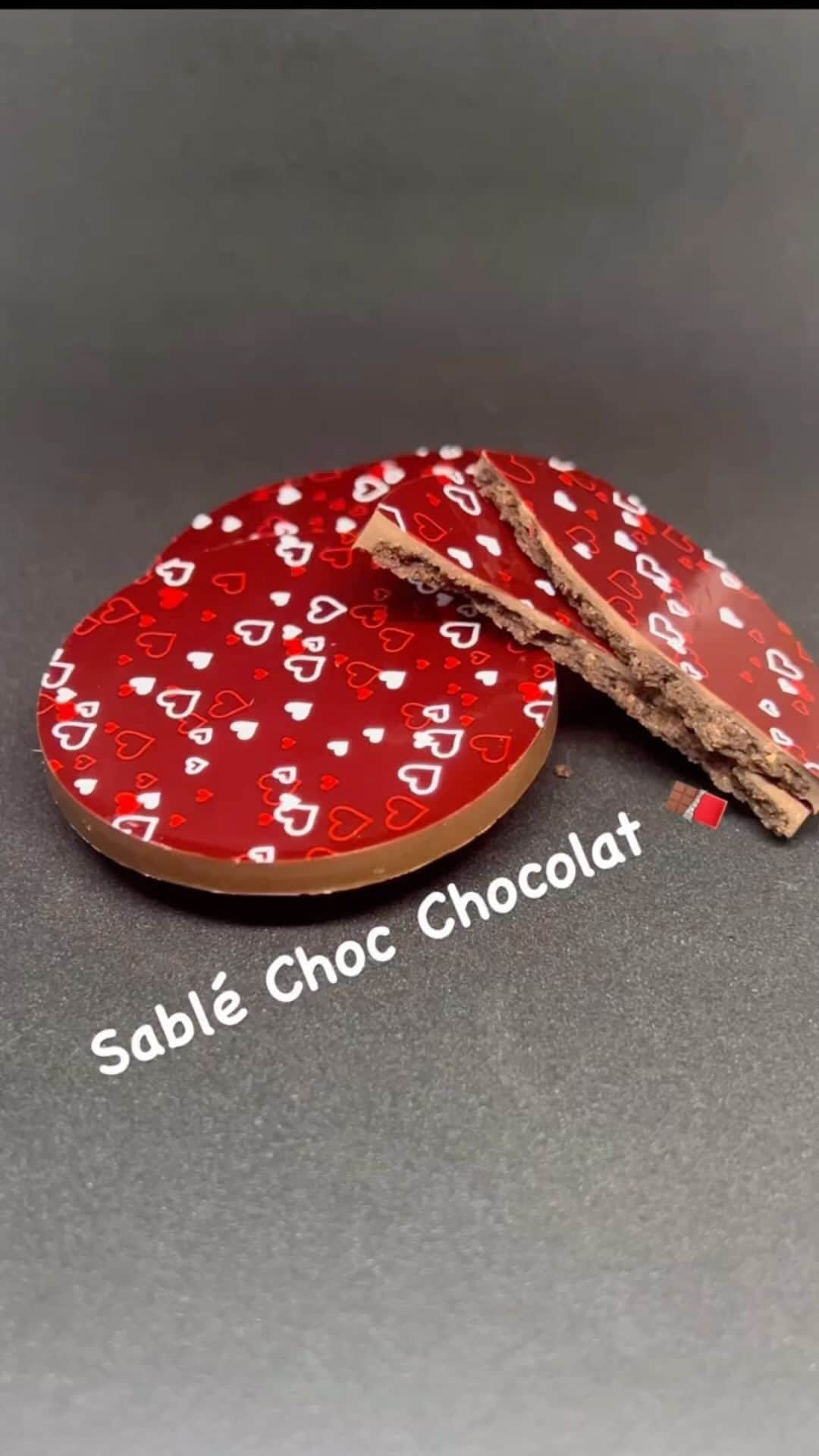 青木定治のインスタグラム：「Sablé choc chocolat 🍫  Des produits populaires chaque année ! Un sable fait avec beaucoup de beurre d'Echire et enrobé d'une fine couche de chocolat au lait équatorien ! 毎年人気の商品！エシレバターをたっぷり使ったサブレを薄くエクアドル産のミルクチョコレートでコーティング！ #sadaharuaoki  #サダハルアオキ #paris #france #パリ　#isetan #tokyo #japon  #アムールデュショコラ #isetan #pastry #蛋糕　#케이크 #macaron #galettedesrois #chocolat  #バレンタイン　#ホワイトデー　 #長野県 #Kyoto #京都　#軽井沢 #karuizawa #salonduchocolat #hankyu #isetan #relaisdeserts #抹茶　#matcha」