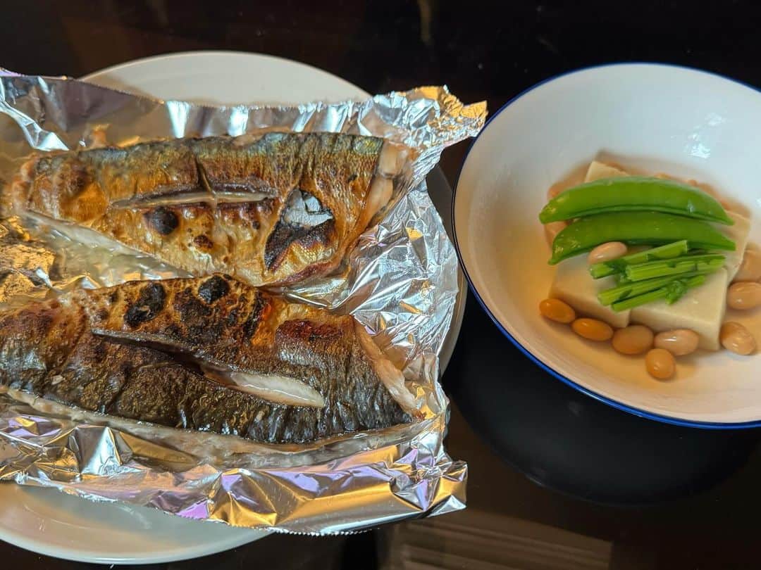 日暮愛葉のインスタグラム：「本日の朝ごはんはダーリンの手作り。昨日かった鯖を彼が捌いてくれて、焼いたもの、高野豆腐の煮物、トマトのお味噌汁、彼が炊いた穴子！ どれも美味しかった❤️  ダーリン❤️ありがとう。 ❤️ LOVE #JUNごはん」