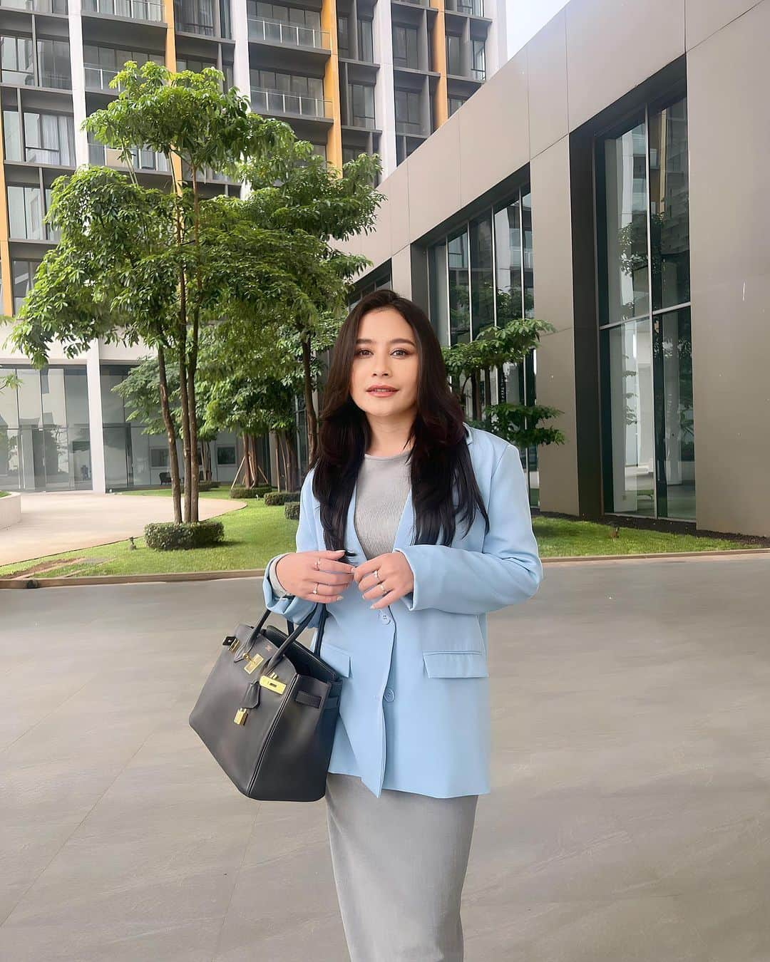 Prilly Latuconsinaさんのインスタグラム写真 - (Prilly LatuconsinaInstagram)「Happy working everyone!   Sampai bertemu di Semarang 💙」11月24日 11時18分 - prillylatuconsina96