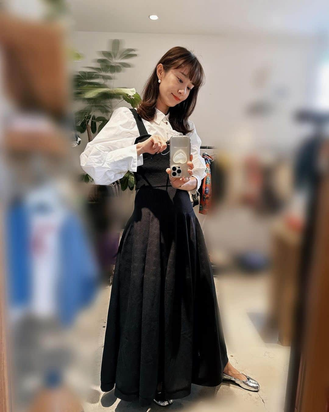 菊井彰子さんのインスタグラム写真 - (菊井彰子Instagram)「🤍🩶🖤  幼稚園のお迎えに着れる🟰派手過ぎず可愛いやーつが 私服選びのテーマになってきたリアル現実🥹  日焼け防止でエブリデイキャップ🧢🚲笑  最後はおやすみの日♪ ワンピースやスカートを履きたくなるなー☺️  あれ、娘と同じこと言ってる🤣🤣🤣笑  #お迎えコーデ #女の子ママ」11月24日 11時22分 - yanakiku_kiku