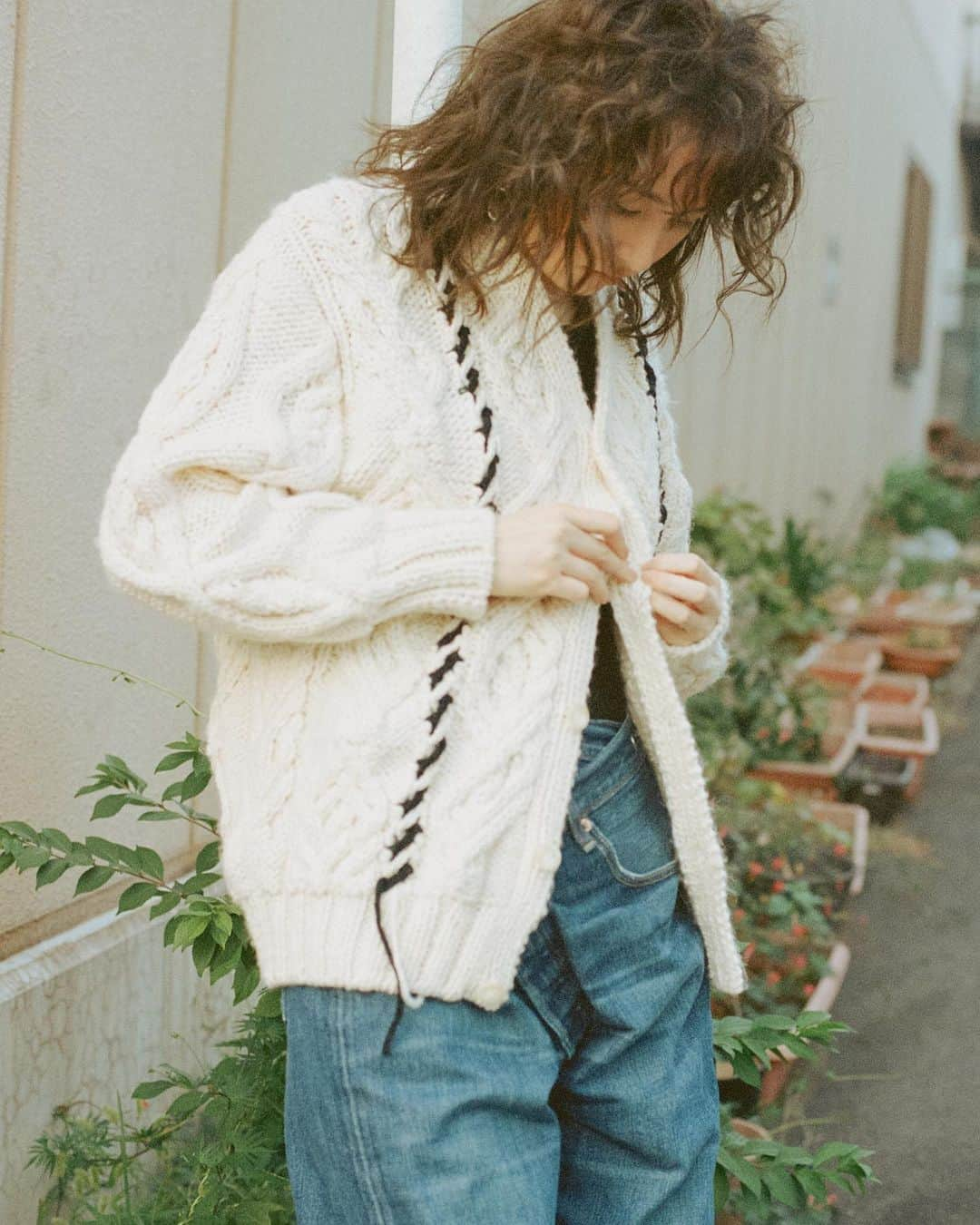 Rumchéさんのインスタグラム写真 - (RumchéInstagram)「#YuiAragaki in cable knit & remake denim  DEW Magazine #48 Joy Issue Fall 2023  Photography @kisshomaru  Styling @kaori_912  Hair @miho_emo_  Make-up @annamisawa  Casting director @kayaxxi   🔗dewmagazine.com @dewmagazine   #dewmagazine #RUMCHE #新垣結衣」11月24日 11時23分 - rumche_official