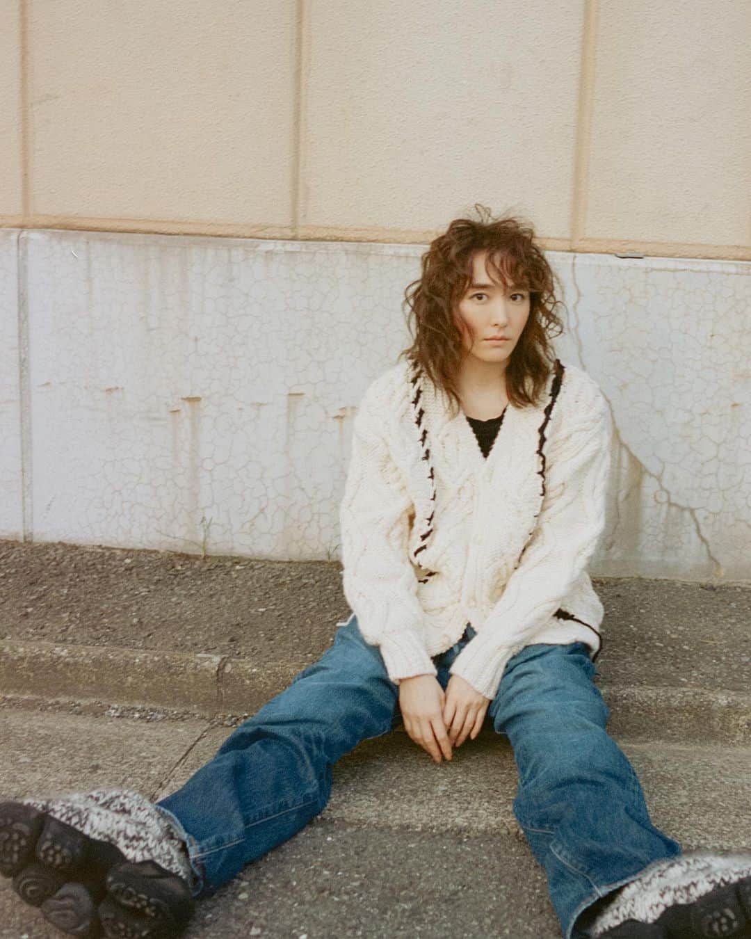 Rumchéのインスタグラム：「#YuiAragaki in cable knit & remake denim  DEW Magazine #48 Joy Issue Fall 2023  Photography @kisshomaru  Styling @kaori_912  Hair @miho_emo_  Make-up @annamisawa  Casting director @kayaxxi   🔗dewmagazine.com @dewmagazine   #dewmagazine #RUMCHE #新垣結衣」