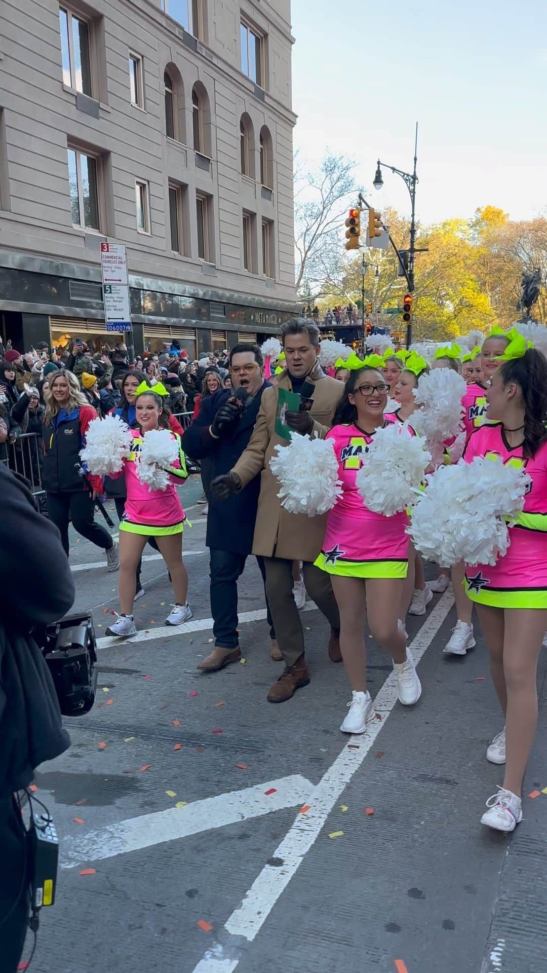 アンドリュー・ラネルズのインスタグラム：「This was a first! @joshgad and I got to get in the mix at the Macy’s Thanksgiving Day Parade! What a thrill! Thank you for letting us join you today, Macy’s and NBC! It was a Thanksgiving I will never forget! (Thank you @aaronjamesmeier for this action packed video!)」