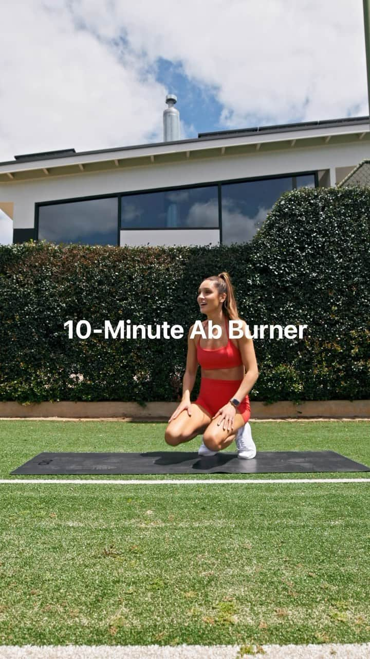 ケイラ・アイトサインズのインスタグラム：「10-minute ab burner!!! Prepare your core because the title does exactly what it sounds like… burns 🤣  ✔️ Flutters - 30 seconds ✔️ High knees - 30 seconds ✔️ Lateral lunge & knee up - 30 seconds ✔️ Plank jacks - 30 seconds ✔️ Bent-Leg Sit-Up & Reach - 30 seconds ✔️ Straight Leg Raise - 30 seconds  3 rounds!!!  Find more workouts just like this in the @sweat app! Link in bio.」