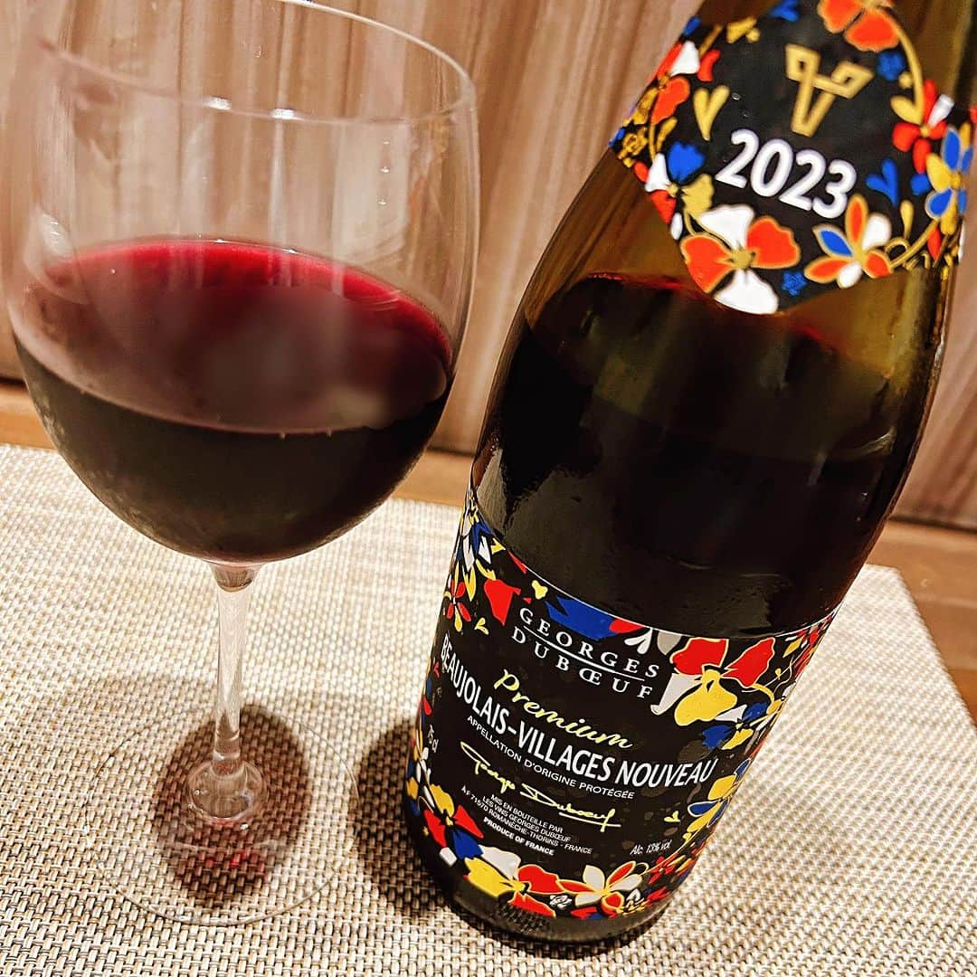 本城聡章のインスタグラム：「筋少ツアー完走🍷今年もいただきました😋  #ボジョレーヌーボー 2023 #ジョルジュデュブッフ #BeaujolaisVillagesNouveau  #BeaujolaisNouveau #GeorgesDuboeuf」