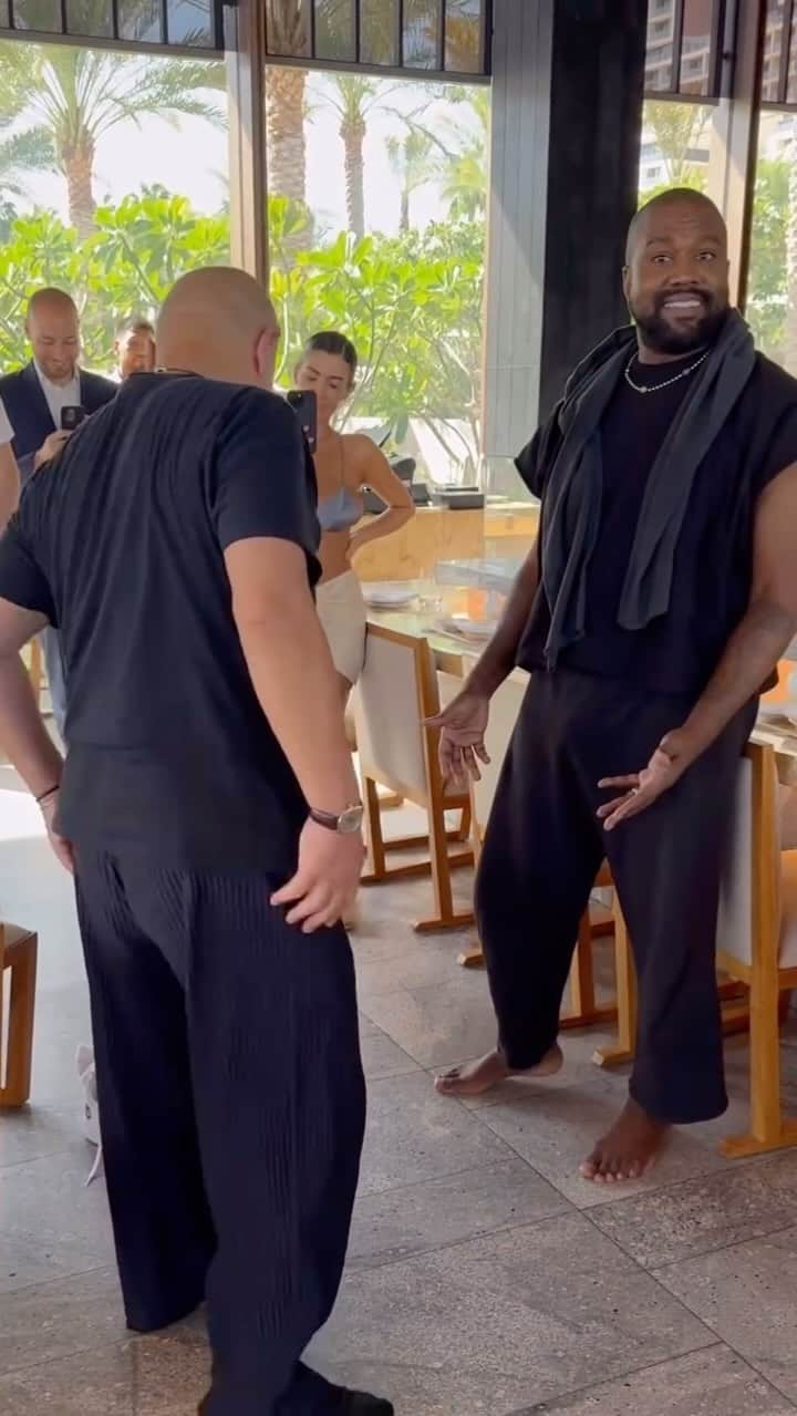 Sneaker Newsのインスタグラム：「A very happy Kanye West offering the shoes off his feet to @therealnobu, gaining a new disciple of his new style.   Make sure to follow @sneakernews for more Sneaker News.  Via @gad_909」