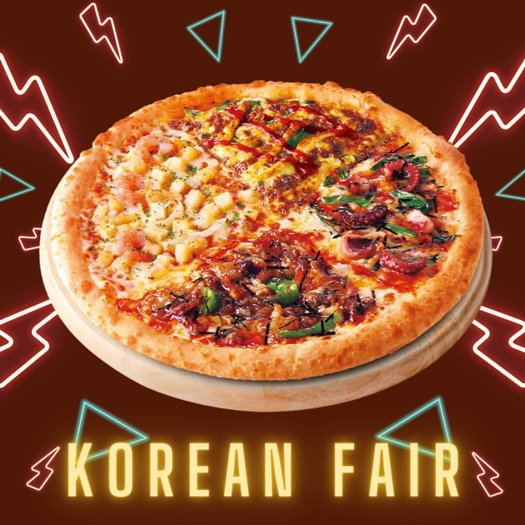 ピザハットのインスタグラム：「金曜日のご褒美ピザは #韓国グルメ4 😎🍕 全部で4種類の人気韓国グルメが 1枚のピザで味わえちゃうよ🎵✨  --- 💜ロゼクリームシュリンプポテト 韓国発旨辛クリーミーなロゼクリームソースに ホクホクポテトとぷりぷり海老が◎  💚韓国風牛カルビ 柔らかくジューシーな炭火焼牛カルビと ヤンニョムソースの韓国風甘辛味がたまらない🤤  💙チュクミ風シーフード 人気のイイダコ激辛炒め(チュクミボックム)を 辛さ控えめでピザハット流にアレンジ💖  💛新・特うまプルコギ 甘辛ダレの焼肉がクセになるピザハット自信作😎 ---  #チュクミ #プルコギ #韓国グルメ #韓国料理 #韓国 #ヤンニョム #ロゼクリーム」