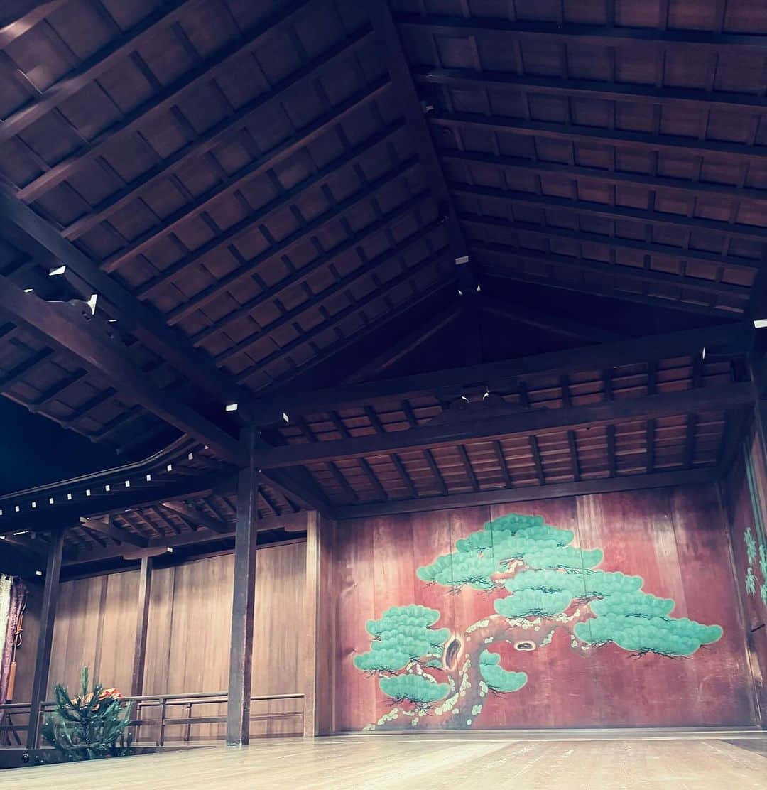 TAO（岡本多緒）さんのインスタグラム写真 - (TAO（岡本多緒）Instagram)「日本で初の開催となる「Miu Miu Club Tokyo」 にお呼びいただきました。 @miumiu   今回は「能」を鑑賞。人生初の能鑑賞でした。  能は 700 年近くに わたり一度も途切 れることなく伝承されてきた日本最古の古典芸能のひとつであり、羽衣を着た天人が美しく神秘的な月 の世界を描写しながら舞う、能「羽 衣」の演目を、数少ない女性能楽師の一人である鵜澤光氏がシテ(主演)を演じられました。  日本の娯楽や芝居のルーツがここにあるのだと思うと実に感慨深く、繊細で多くが語られない所作に、日本特有の美しさを感じました…。  Miu Miu ⻘山店には、伝統的な技術を活用し、現代的な面の制作に取り組む、女性能面制作師 の宇髙 景子氏による、 小癋見(こべしみ)、増女(ぞうおんな)、獅子口(ししぐち)の 3 種類の 面を 11 月 25 日(土)まで展示しているそうです。是非ご覧になってみてください。  能楽師、能面制作師ともに女性で、アフターパーティーでは女性の寿司職人さん達がお寿司を握っている、とても女性のエンパワーメントを感じられる夜でした💖  #MiuMiu #MIUMIUCLUBTOKYO #PR」11月24日 11時42分 - taookamoto
