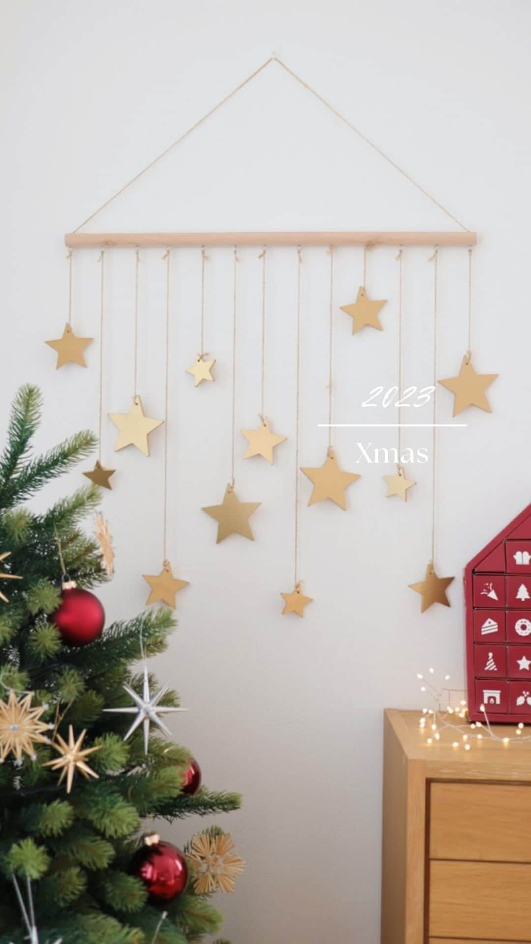 nika.homeのインスタグラム：「【2023クリスマスインテリア】  今年はレッドのオーナメントボールを中心に かわいらしい感じにしてみました。  こどもの秘密基地で使っていた 星型のウォールデコをかりて ツリーと一緒に飾り付け。 寂しかった壁が 一気にクリスマス感アップ🎄✨  毎年、再利用している カウントダウンカレンダーは 今年も絶対やりたい！！ と楽しみにしてくれているので👧 急いでお菓子を調達しなくては！  クリスマスまでの１ヵ月間、 期間限定のインテリアを 満喫したいと思います😊  @nika.home」