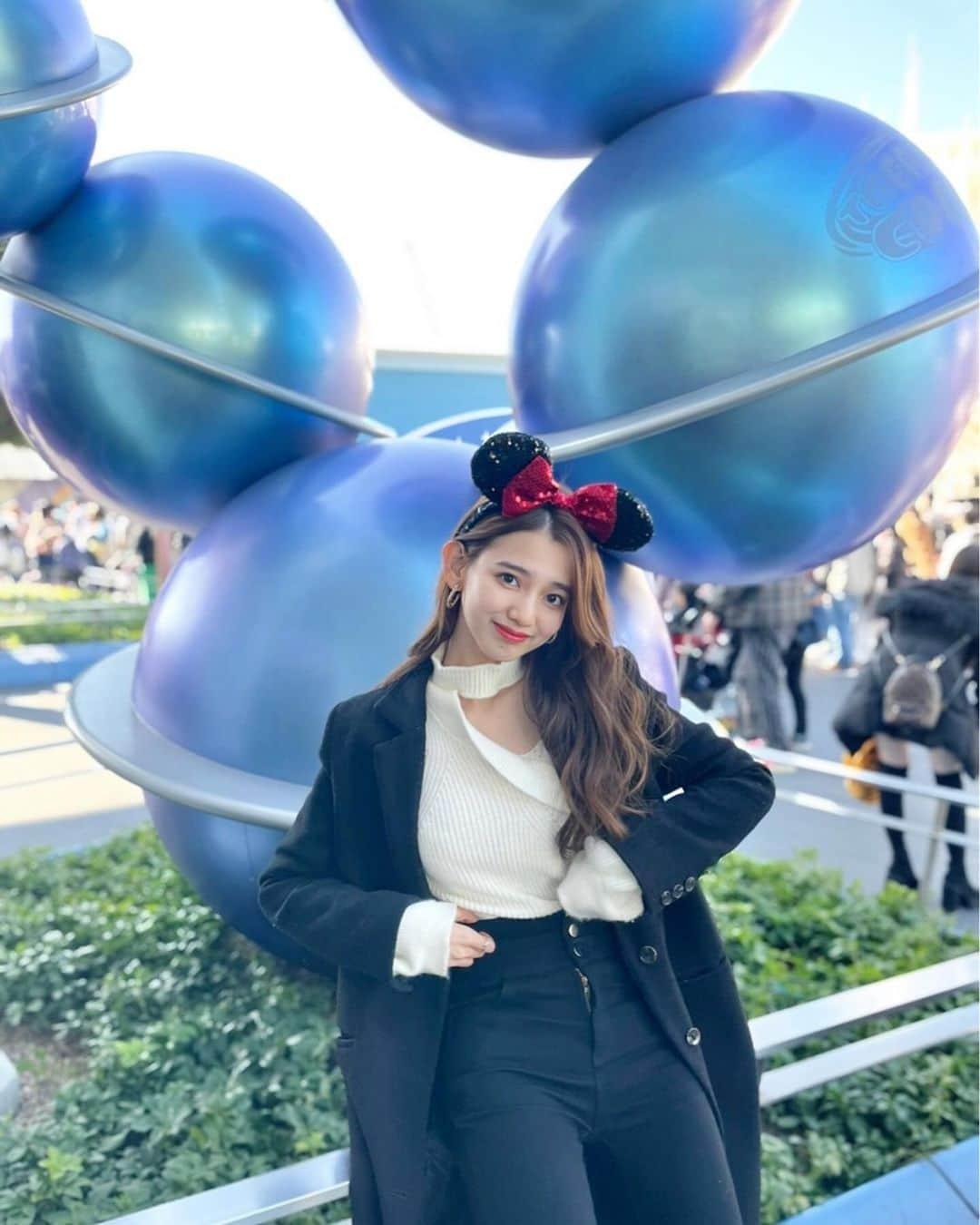 黒木麗奈のインスタグラム：「家族と一緒にディズニー行ってきたよ🏰🐭💕  安定のモノトーンコーデ🖤🤍  もうクリスマスかぁ〜🌲☃️ 一年早いなぁ〜  あ！ 11月26日はみんな何の日か覚えてる〜ぅ？🫣 さてな〜ぁんだ📝　←コメントで💓  #家族でディズニー #ディズニーランド #クリスマス #モノトーンコーデ大好き」