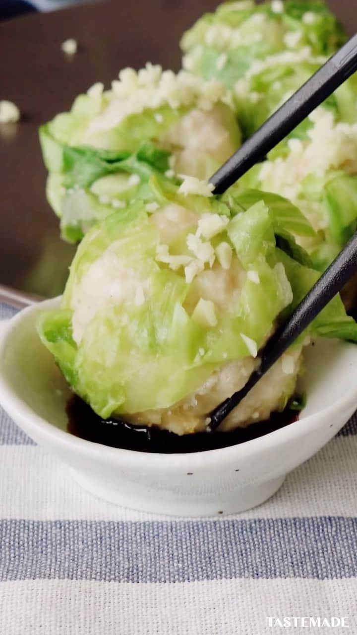 テイストメイドのインスタグラム：「【たぶんへルシー】ふわふわレタスでなんちゃってシュウマイ🥟Healthy Lettuce Tofu Steamed Dumplings🥗  餃子の皮の代わりにレタスを使い、豆腐でふわふわ食感を出したヘルシーなシュウマイ！  ■材料 豆腐 300g 鶏ひき肉 200g ごま油 小さじ2 生姜 小さじ1 だしの素 小さじ1 片栗粉 大さじ3  レタス 8枚 片栗粉 大さじ1  生姜のみじん切り  適量 酢醤油 適宜  ■作り方 【事前準備】 レタスは洗ってよく水気を切る。 豆腐を耐熱皿にのせ、500wの電子レンジで2分加熱する。平らなお皿をのせて、20分放置して水切りする。 生姜をみじん切りにする。  1. ボウルに、水切りした豆腐と鶏ひき肉、調味料を入れてスプーンで混ぜる。 2. レタスは太めの千切りにして、片栗粉大さじ1を全体にまぶす。 3. 手の平に2のレタス、たねをのせ丸く成形して耐熱皿に並べる。 4. ふんわりとラップをかけ、500wの電子レンジで6分加熱する。 5. 生姜のみじん切りをかけ、酢醤油をつけていただく。  Ingredients: - Tofu: 300g - Ground chicken: 200g - Sesame oil: 2 teaspoons - Ginger: 1 teaspoon - Dashi powder: 1 teaspoon - Potato starch: 3 tablespoons  - Lettuce: 8 leaves - Potato starch: 1 tablespoon  - Finely chopped ginger: as needed - Vinegar soy sauce: as needed  Preps: Wash the lettuce and drain well. Place the tofu on a heat-resistant dish and heat in a 500W microwave for 2 minutes.  Place a flat plate on top and let it drain for 20 minutes.  Finely chop the ginger.  Steps: 1. In a bowl, mix drained tofu, ground chicken, and seasonings with a spoon. 2. Slice the lettuce into thick strips and sprinkle with 1 tablespoon of potato starch, coating it evenly. 3. On the palm of your hand, place the lettuce and mixture, forming it into a round shape. Arrange them in a heat-resistant dish. 4. Loosely cover with plastic wrap and microwave at 500W for 6 minutes. 5. Sprinkle finely chopped ginger on top and serve with vinegar soy sauce.  #テイストメイド #料理 #簡単レシピ #おうちごはん  #tofu #ヘルシー #ヘルシーレシピ #Healthy #HealthyRecipe  # #ダイエット#豆腐 #豆腐スイーツ #豆腐レシピ  #肉 #肉料理 #レタス  #野菜 #餃子 #餃子レシピ #餃子の皮 #demplings #シュウマイ #鶏肉 #鶏肉レシピ #鶏ひき肉 #焼売 #中華  #cooking #recipe」