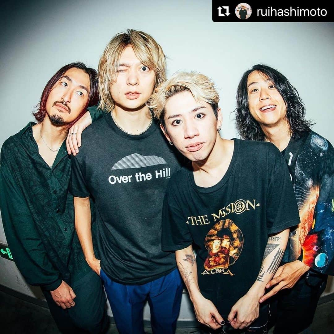 ONE OK ROCK WORLDさんのインスタグラム写真 - (ONE OK ROCK WORLDInstagram)「- #Repost @ruihashimoto with @use.repost ・・・ 【ONE OK ROCK成都】 一昨日の中国　成都でのライブ後のONE OK ROCK！ 初の成都は盛り上がって最高でした！ 明日明後日は上海！  #サウシュー　#soundshooter #luxurydisease  #asiatour #oneokrock #ワンオク　#ワンオクアジアツアー　#OOR」11月24日 11時38分 - oneokrockworld