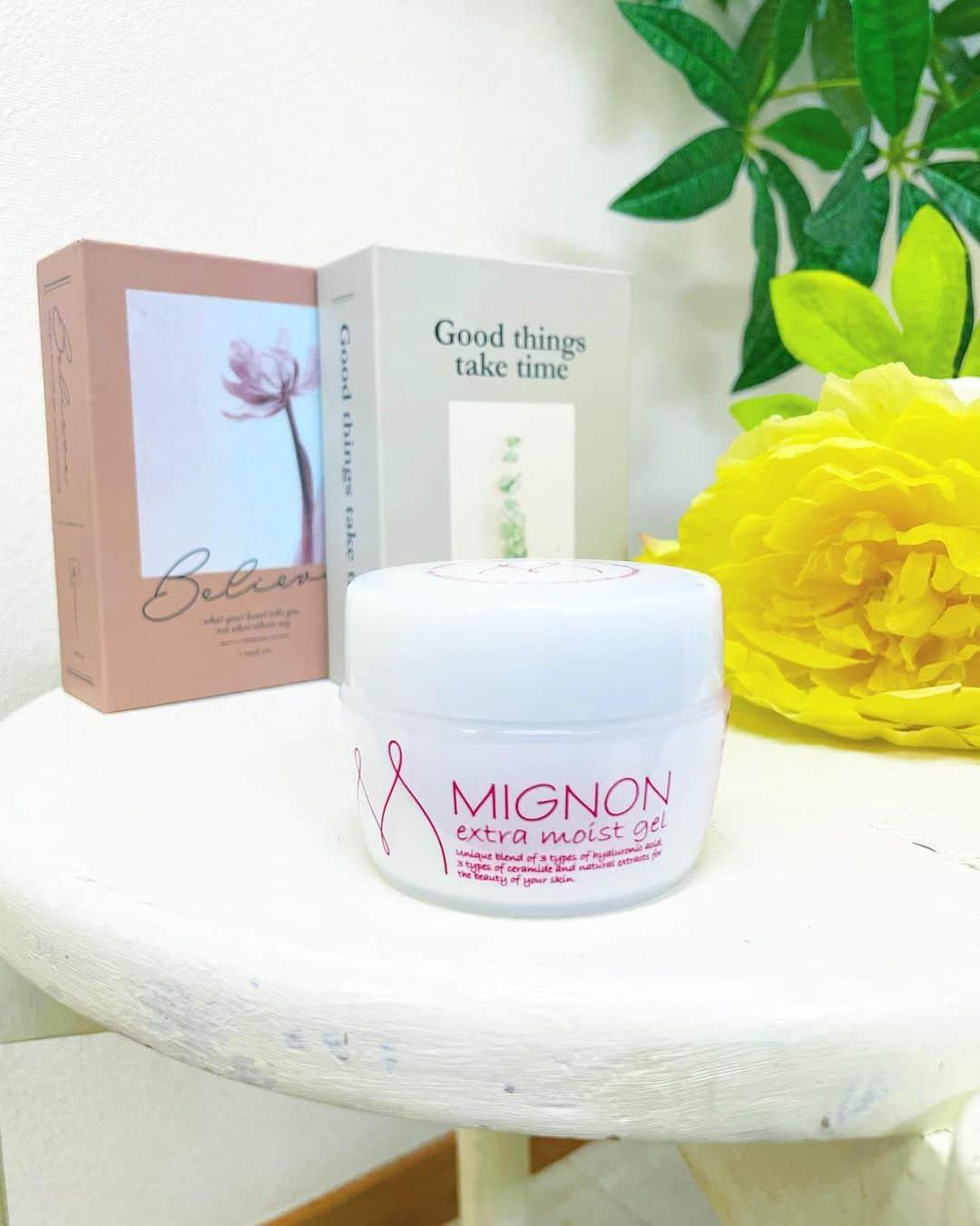 五位渕のぞみのインスタグラム：「#MIGNON （#ミニヨン ） オールインワンゲル 「エクストラモイストゲル」🕊💚 @mignon_cosmetics  ㅤㅤㅤㅤㅤㅤㅤㅤㅤ 保湿の持続力に重点を置いて開発された この時期にぴったりなスキンケアだよ😍💕 ㅤㅤㅤㅤㅤㅤㅤㅤㅤ 🌈おすすめポイント🌈 ✅保湿成分がたっぷり配合 •３種のヒアルロン酸 •３種のヒト型セラミド(ナノ化) •コラーゲン •エラスチンなど ㅤㅤㅤㅤㅤㅤㅤㅤㅤ ✅敏感肌にも優しい成分も配合 •６種の植物由来成分 •グリチルリチン酸２K •アラントイン ㅤㅤㅤㅤㅤㅤㅤㅤㅤ ✅８つの無添加 ❶パラベン ❷鉱物油 ❸香料 ❹合成着色料 ❺石油系界面活性剤 ❻アルコール ❼シリコン ❽旧表示指定成分 ㅤㅤㅤㅤㅤㅤㅤㅤㅤ ✅１つ７役 ❶化粧水 ❷美容液 ❸乳液 ❹保湿クリーム ❺アイクリーム ❻パック ❼マッサージクリーム ㅤㅤㅤㅤㅤㅤㅤㅤㅤ これひとつでスキンケアが完了するので 時短スキンケアにもなるし、 旅行の時にもおすすめなの🥰❤️ ㅤㅤㅤㅤㅤㅤㅤㅤㅤ ㅤㅤㅤㅤㅤㅤㅤㅤㅤ ㅤㅤㅤㅤㅤㅤㅤㅤㅤ ㅤㅤㅤㅤㅤㅤㅤㅤㅤ ㅤㅤㅤㅤㅤㅤㅤㅤㅤ ㅤㅤㅤㅤㅤㅤㅤㅤㅤ ㅤㅤㅤㅤㅤㅤㅤㅤㅤ ㅤㅤㅤㅤㅤㅤㅤㅤㅤ PR @mignon_cosmetics #オールインワンゲル #保湿ケア #スキンケア #敏感肌スキンケア #時短ケア #ミニヨンエクストラモイストゲル #東洋薬粧 #mignon化粧品」