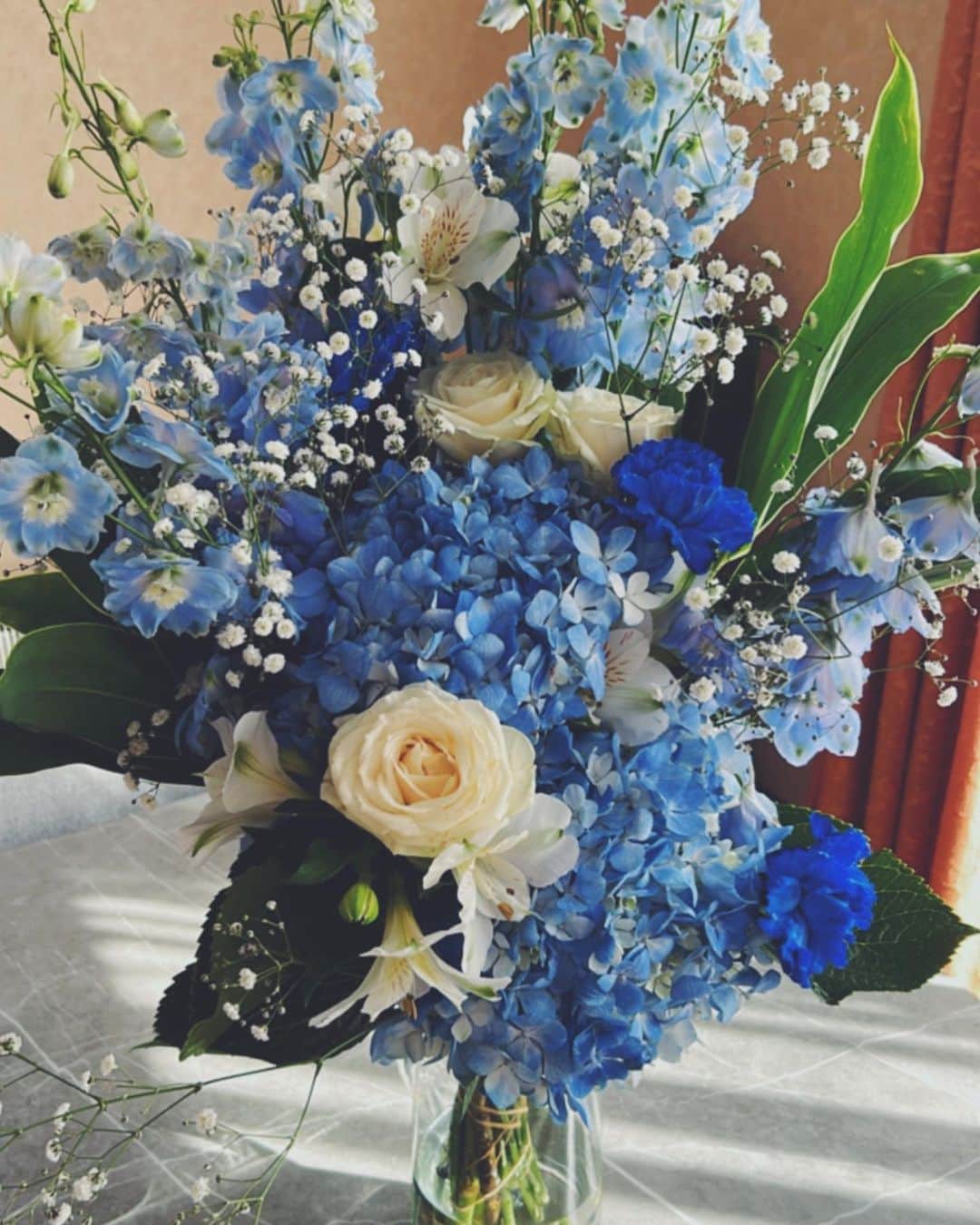 相楽伊織のインスタグラム：「🩵🤍 週プレさんから頂いた花束💐  皆さんのおかげで とっても嬉しいお知らせが出来そうです🥰」