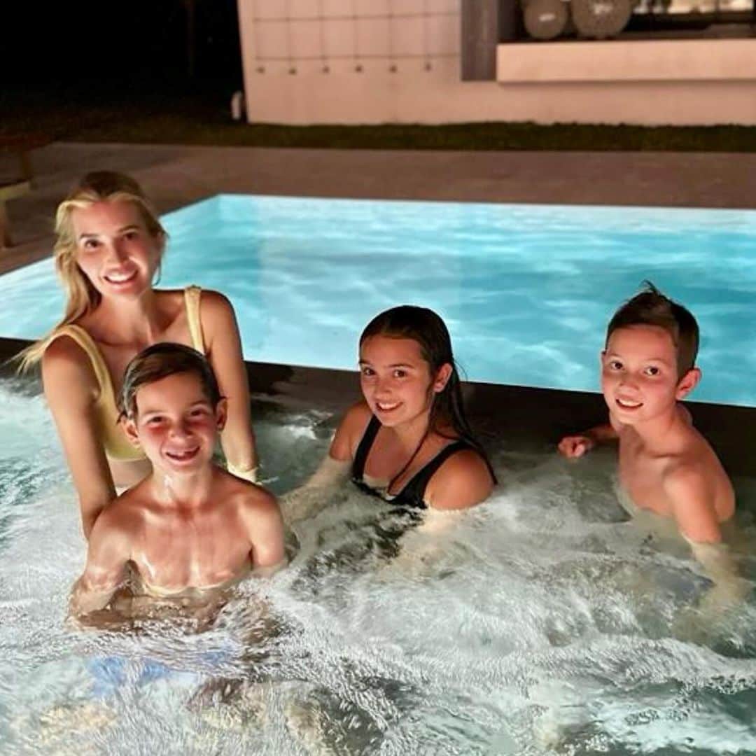 イヴァンカ・トランプのインスタグラム：「Night swim with these turkeys !   Happy Thanksgiving 🍁🍂🦃」