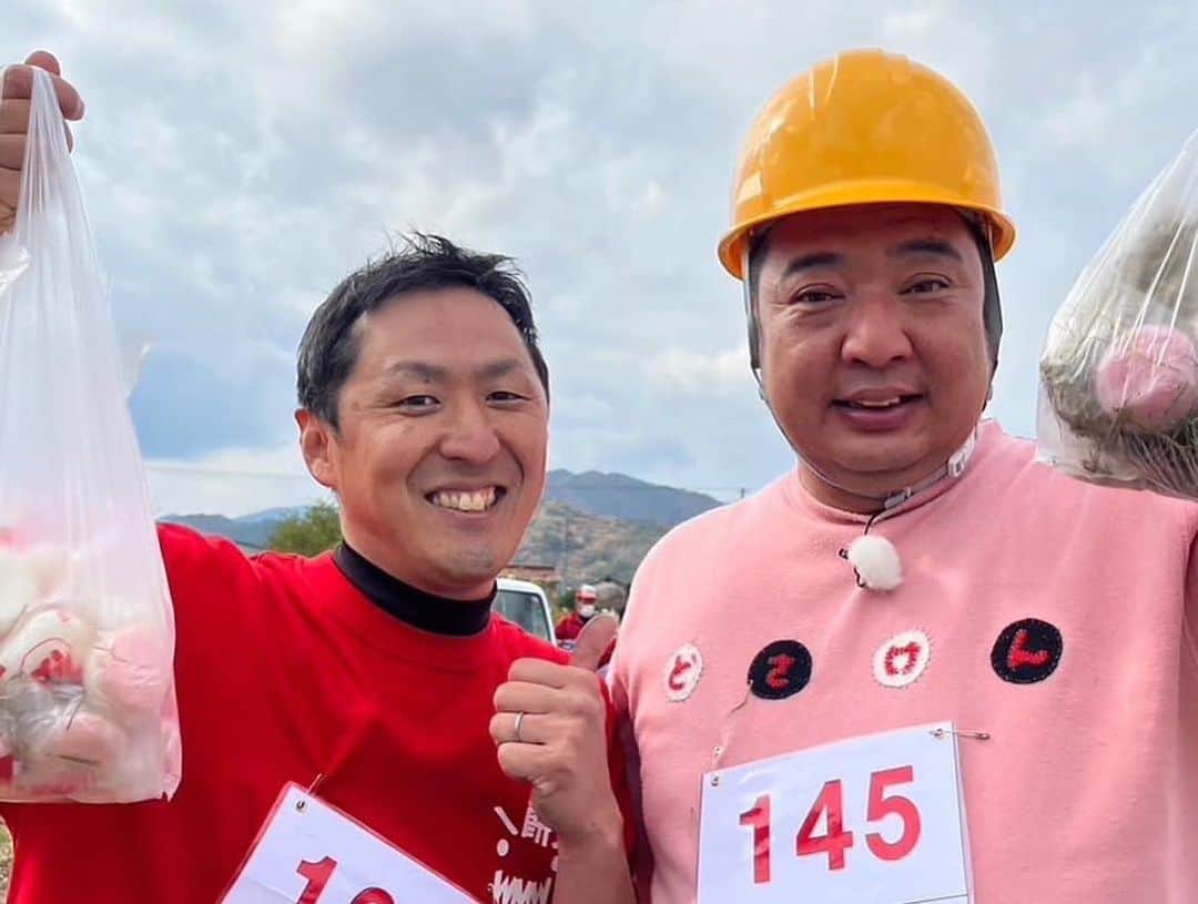 どさけんさんのインスタグラム写真 - (どさけんInstagram)「山口市阿東で行われました「餅拾い世界選手権」で世界を取るために本気を出してきました！結果は力及ばず！ただファイナリストにはなれました！男子のチャンピオンはさすがでした！大きな声をだして動きまくってた！そして俺たちのわだりえさんがレディース部門で同率優勝！奇跡を起こしてくれました。   #山口市イベント  #阿東  #あとう  #餅拾い世界選手権  #ファイナリスト  #良い大会」11月24日 11時51分 - dosaken101