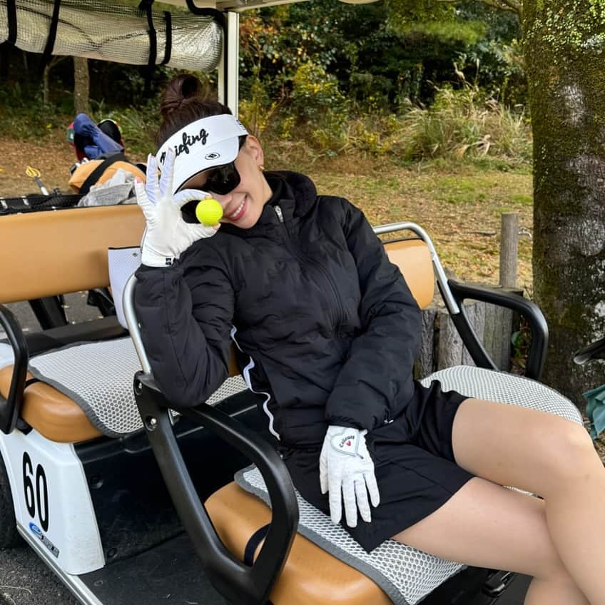 本郷多香子のインスタグラム：「寒空の中ゴルフ🏌️‍♂️  初めて鹿児島でゴルフしたよ〜 施設も景色も綺麗で最高🙏🏻♡  #ゴルフ#golf」