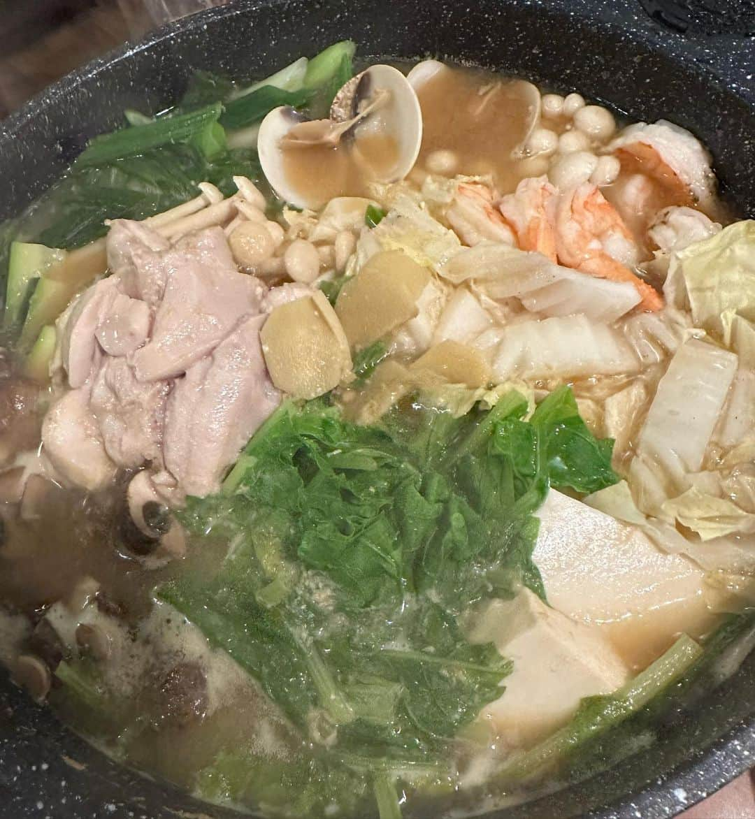 井上公造さんのインスタグラム写真 - (井上公造Instagram)「カフェでディナーを食べたら、鍋があった。味噌鍋、トマト鍋、グリーンカレー鍋。具だくさんで、それぞれ特徴があって美味😋リーズナブルだし、ハマりそう！  #ハワイ   #ハワイ大好き   #カカアコグルメ   #カフェ   #鍋は予約制   #kakaakocaff」11月24日 11時45分 - inouekozo39