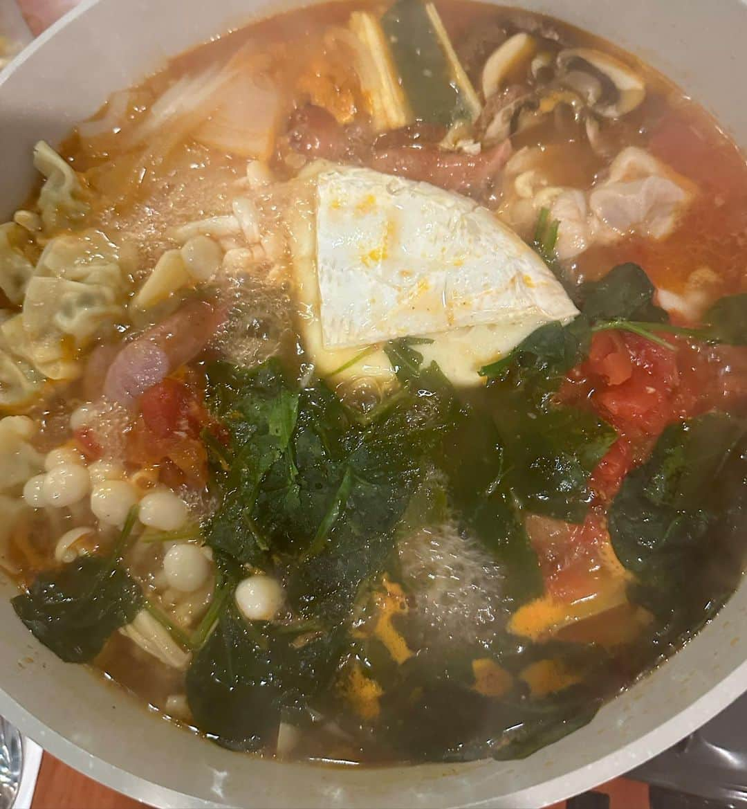 井上公造さんのインスタグラム写真 - (井上公造Instagram)「カフェでディナーを食べたら、鍋があった。味噌鍋、トマト鍋、グリーンカレー鍋。具だくさんで、それぞれ特徴があって美味😋リーズナブルだし、ハマりそう！  #ハワイ   #ハワイ大好き   #カカアコグルメ   #カフェ   #鍋は予約制   #kakaakocaff」11月24日 11時45分 - inouekozo39