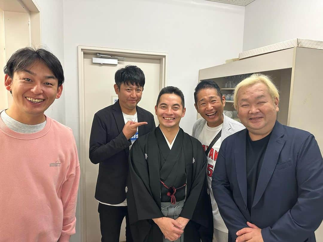 三遊亭とむさんのインスタグラム写真 - (三遊亭とむInstagram)「神奈川県三崎での披露目ご来場頂きまして ありがとうございました！ ハチミツ二郎さんが連れていってくださいました海舟さんでの会に来てくださる方が中心となり、沢山の皆様の前で真打を報告できました。  開演直前のM-1敗退の知らせで、どうなるかと思いましたが、それも吹き飛ぶぐらい盛り上がりました。  海舟さんでの打ち上げも凄かった！ 今日はラママです。皆様お待ちしております。  #錦笑亭満堂　#ヤングタウン」11月24日 11時45分 - tomusuetaka