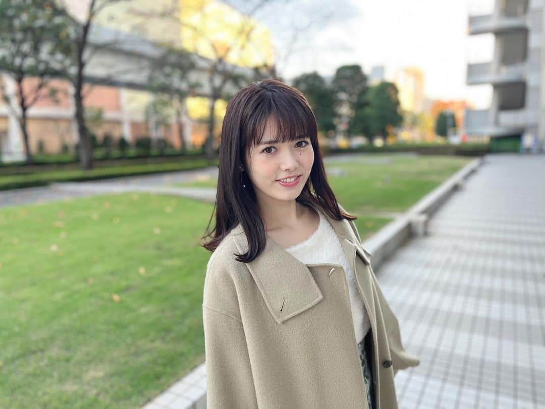 谷尻萌さんのインスタグラム写真 - (谷尻萌Instagram)「こんにちは^ ^ 体調はいかがですか？ 私は凄く元気やで🥰  北日本は冬の嵐に警戒して下さいね☃️ 関東など夜は北風で冬の空気になりそうやで❄️ 服装に注意してな🧣  明日は関東でも 12月並みの寒さとなりそうやから 体調に気をつけましょ👍  ほな素敵な金曜日を🤍💙  #めざましテレビ #お天気キャスター #黒髪ストレート #外ハネ #白ニット #ゆらゆらイヤリング」11月24日 11時46分 - tanijiri_moe