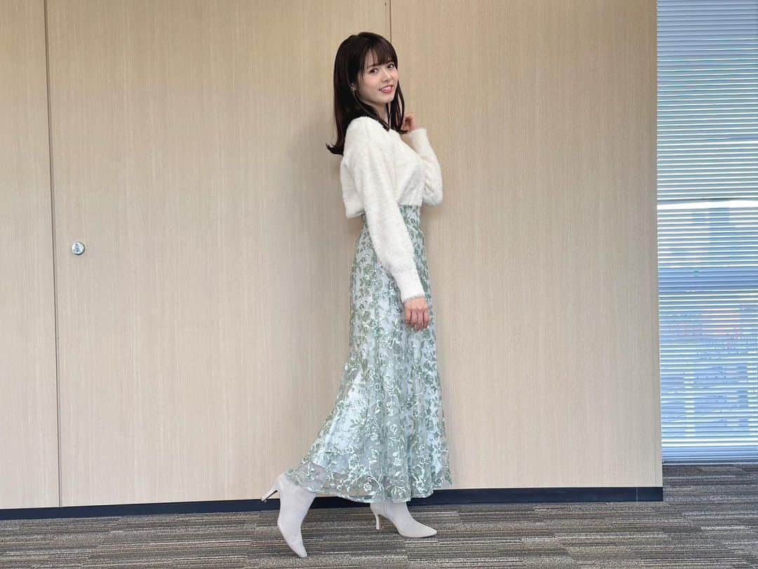 谷尻萌さんのインスタグラム写真 - (谷尻萌Instagram)「こんにちは^ ^ 体調はいかがですか？ 私は凄く元気やで🥰  北日本は冬の嵐に警戒して下さいね☃️ 関東など夜は北風で冬の空気になりそうやで❄️ 服装に注意してな🧣  明日は関東でも 12月並みの寒さとなりそうやから 体調に気をつけましょ👍  ほな素敵な金曜日を🤍💙  #めざましテレビ #お天気キャスター #黒髪ストレート #外ハネ #白ニット #ゆらゆらイヤリング」11月24日 11時46分 - tanijiri_moe