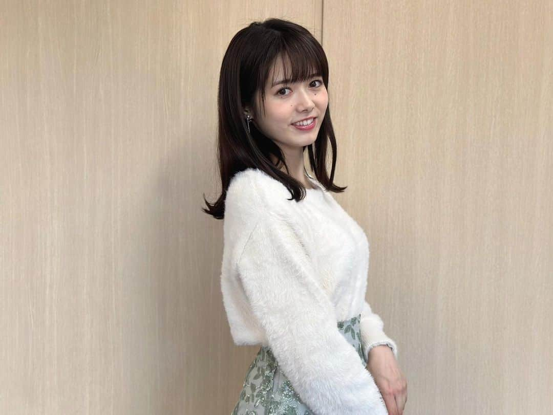 谷尻萌さんのインスタグラム写真 - (谷尻萌Instagram)「こんにちは^ ^ 体調はいかがですか？ 私は凄く元気やで🥰  北日本は冬の嵐に警戒して下さいね☃️ 関東など夜は北風で冬の空気になりそうやで❄️ 服装に注意してな🧣  明日は関東でも 12月並みの寒さとなりそうやから 体調に気をつけましょ👍  ほな素敵な金曜日を🤍💙  #めざましテレビ #お天気キャスター #黒髪ストレート #外ハネ #白ニット #ゆらゆらイヤリング」11月24日 11時46分 - tanijiri_moe