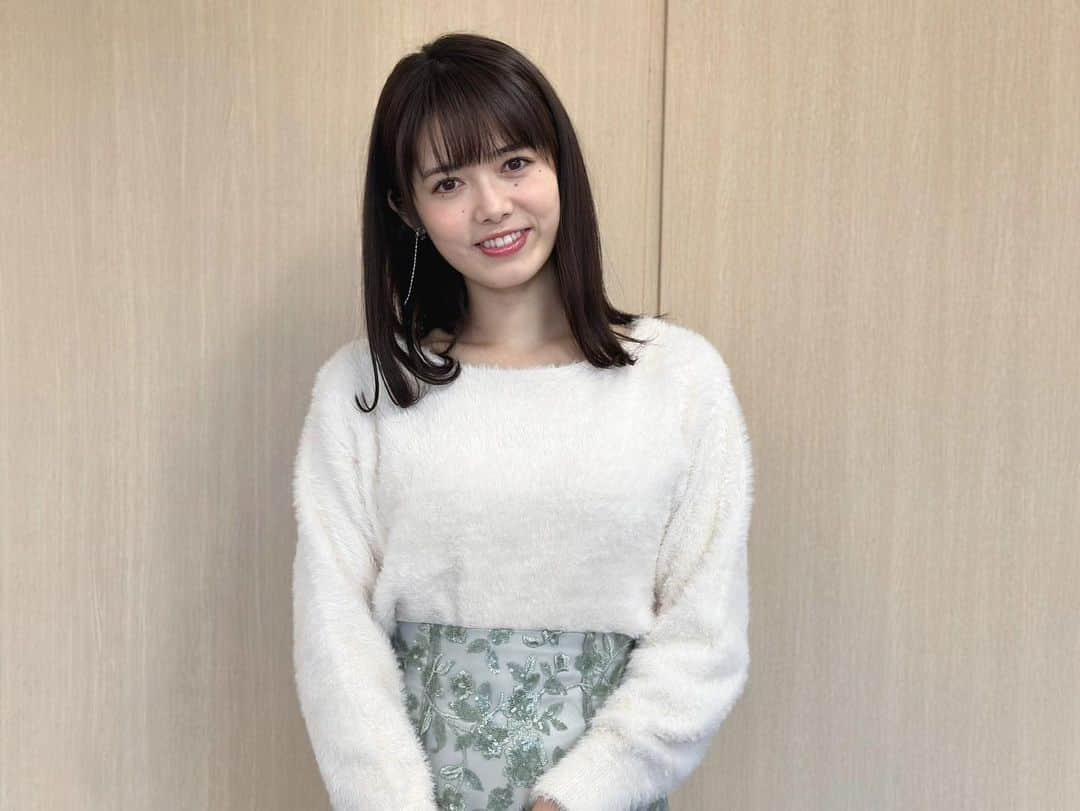 谷尻萌さんのインスタグラム写真 - (谷尻萌Instagram)「こんにちは^ ^ 体調はいかがですか？ 私は凄く元気やで🥰  北日本は冬の嵐に警戒して下さいね☃️ 関東など夜は北風で冬の空気になりそうやで❄️ 服装に注意してな🧣  明日は関東でも 12月並みの寒さとなりそうやから 体調に気をつけましょ👍  ほな素敵な金曜日を🤍💙  #めざましテレビ #お天気キャスター #黒髪ストレート #外ハネ #白ニット #ゆらゆらイヤリング」11月24日 11時46分 - tanijiri_moe