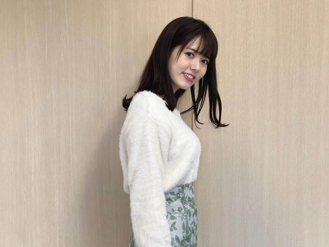 谷尻萌さんのインスタグラム写真 - (谷尻萌Instagram)「こんにちは^ ^ 体調はいかがですか？ 私は凄く元気やで🥰  北日本は冬の嵐に警戒して下さいね☃️ 関東など夜は北風で冬の空気になりそうやで❄️ 服装に注意してな🧣  明日は関東でも 12月並みの寒さとなりそうやから 体調に気をつけましょ👍  ほな素敵な金曜日を🤍💙  #めざましテレビ #お天気キャスター #黒髪ストレート #外ハネ #白ニット #ゆらゆらイヤリング」11月24日 11時46分 - tanijiri_moe