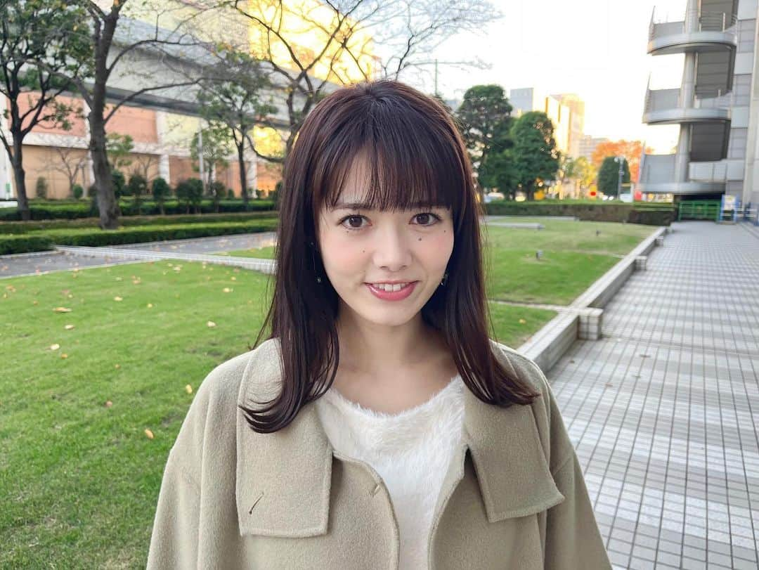 谷尻萌さんのインスタグラム写真 - (谷尻萌Instagram)「こんにちは^ ^ 体調はいかがですか？ 私は凄く元気やで🥰  北日本は冬の嵐に警戒して下さいね☃️ 関東など夜は北風で冬の空気になりそうやで❄️ 服装に注意してな🧣  明日は関東でも 12月並みの寒さとなりそうやから 体調に気をつけましょ👍  ほな素敵な金曜日を🤍💙  #めざましテレビ #お天気キャスター #黒髪ストレート #外ハネ #白ニット #ゆらゆらイヤリング」11月24日 11時46分 - tanijiri_moe