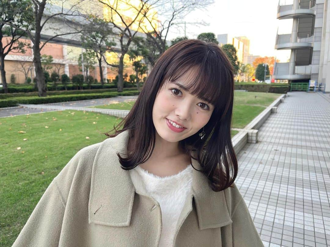 谷尻萌さんのインスタグラム写真 - (谷尻萌Instagram)「こんにちは^ ^ 体調はいかがですか？ 私は凄く元気やで🥰  北日本は冬の嵐に警戒して下さいね☃️ 関東など夜は北風で冬の空気になりそうやで❄️ 服装に注意してな🧣  明日は関東でも 12月並みの寒さとなりそうやから 体調に気をつけましょ👍  ほな素敵な金曜日を🤍💙  #めざましテレビ #お天気キャスター #黒髪ストレート #外ハネ #白ニット #ゆらゆらイヤリング」11月24日 11時46分 - tanijiri_moe