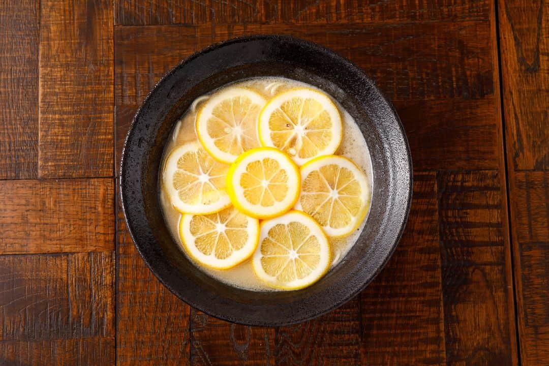 祇園麺処 むらじさんのインスタグラム写真 - (祇園麺処 むらじInstagram)「ファンも多い「檸檬ラーメン」。 もう、召し上がりましたか？ 梶井基次郎ファンの方も是非。  Haven't you tried Remon ramen yet? This is the time! Try!  #ラーメン #檸檬ラーメン #京都グルメ #京都ランチ #祇園ランチ #祇園グルメ #唐揚げ #京都ラーメン #関西ラーメン #ラーメン好きな人と繋がりたい #麺活 #むらじ #麺処むらじ #祇園ラーメン #河原町 #河原町グルメ  #河原町ディナー #kyoto #そうだ京都へ行こう #河原町ランチ #麺活グラム #関西グルメ #関西ラーメン」11月24日 11時52分 - ramen_muraji