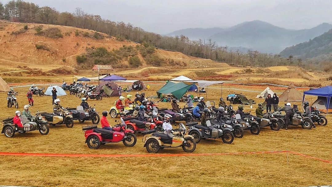 Ural Motorcyclesのインスタグラム：「いよいよ明日はUral Meeting in 箱根です！ 今年最大のウラル乗りの集いになりそうですね！何台が集まるのかな？🫣 お越しの際はくれぐれもお気をつけください！ ＊写真は去年の広島でのウラルミーティングです @motosx_hiroshima」