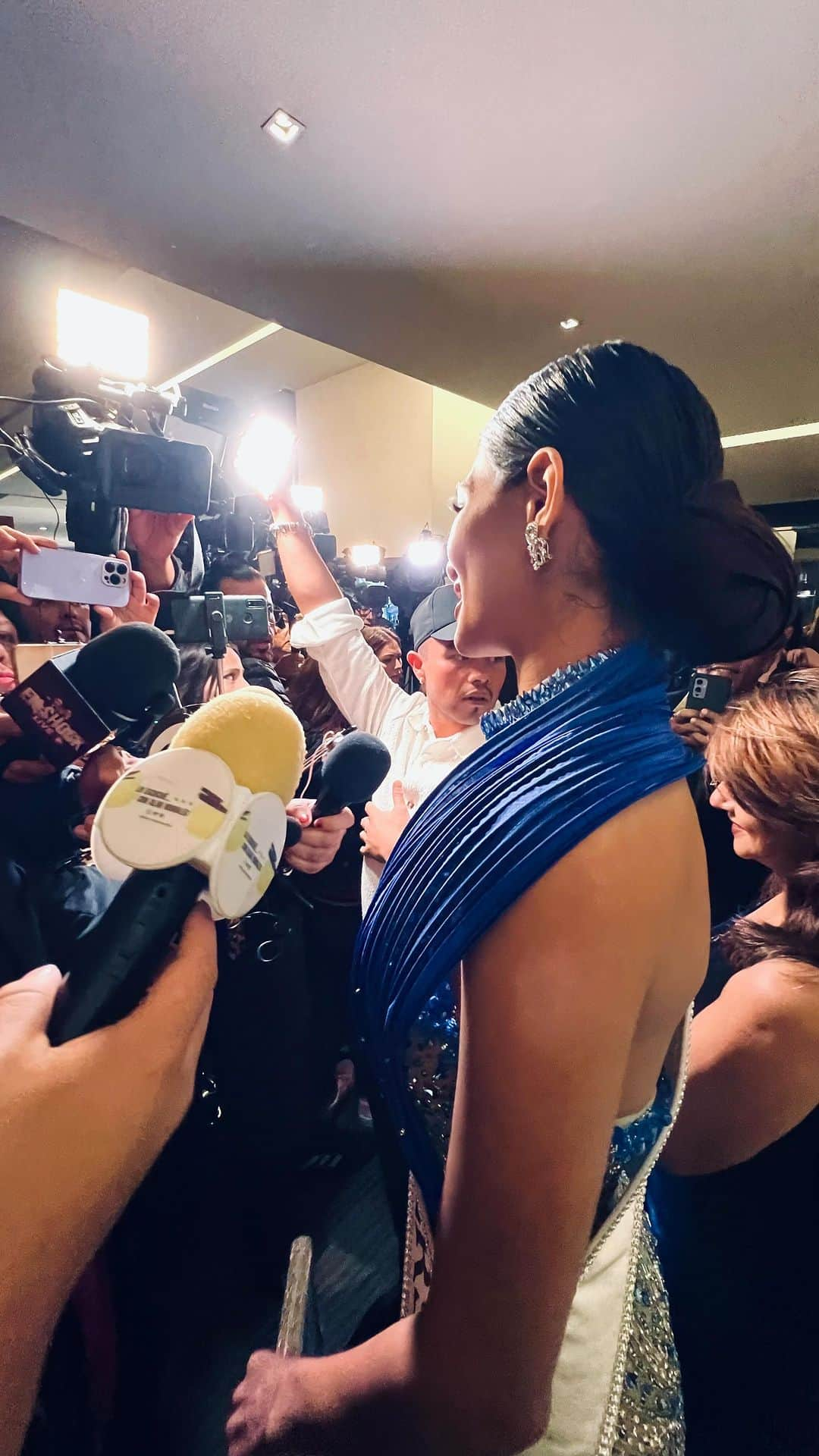 イリス・ミトゥネールのインスタグラム：「The whirlwind lately 💙✨ #missuniverse2023 #missuniverse #72ndmissuniverse」