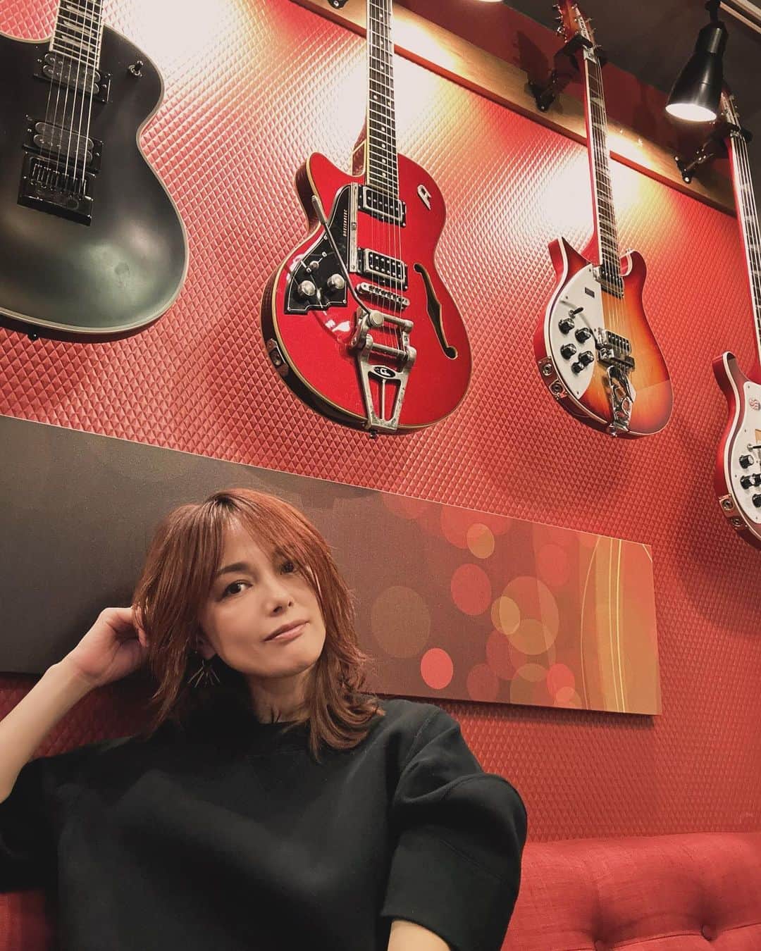 のインスタグラム：「今日は別件でレコーディング🎸 朝からROCKだぜーぃぃ。笑  #レコーディング #勢いを止めないで #まだまだ創るぞ」