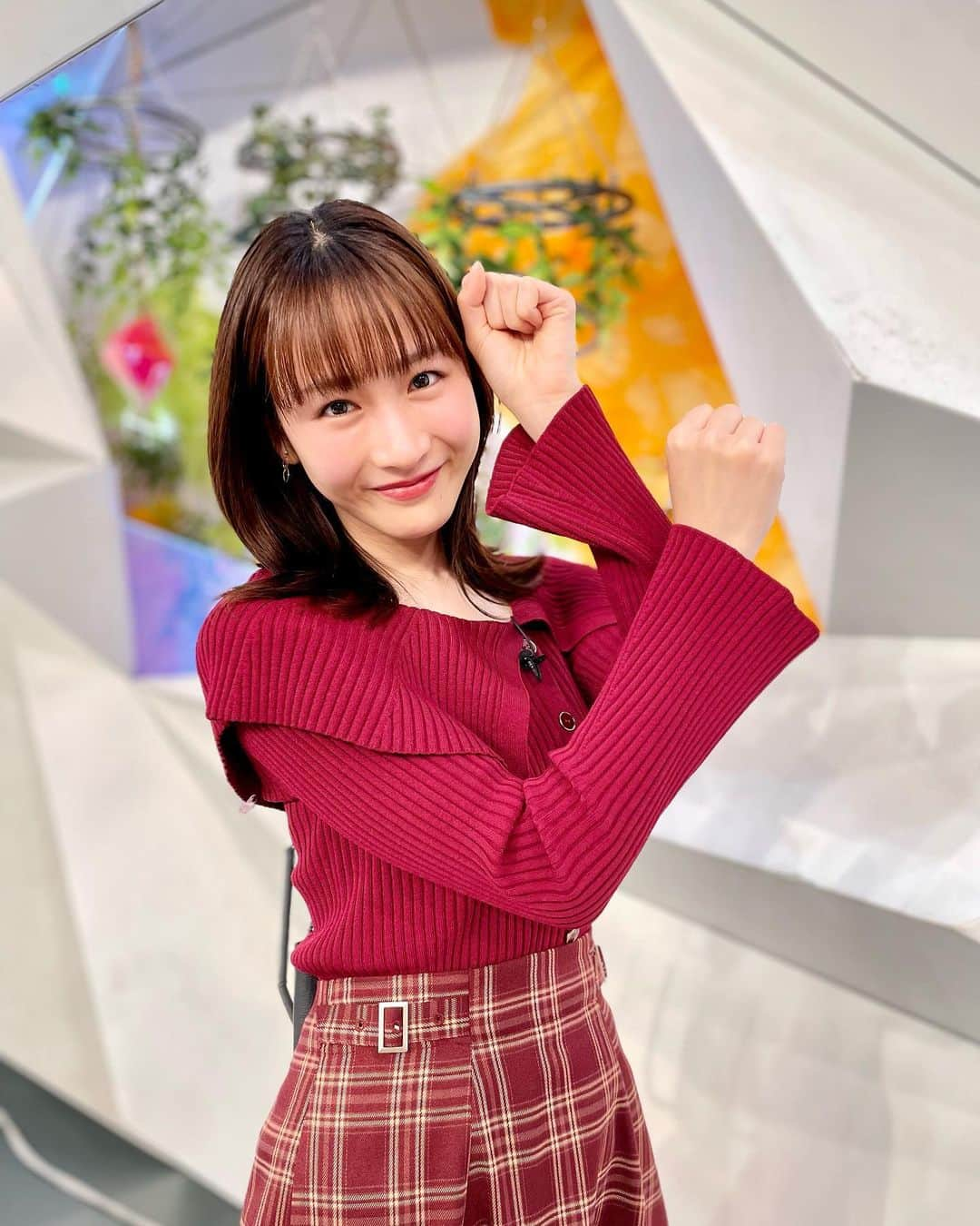 フジテレビ「めざまし8」のインスタグラム：「. 🍓きょうのきっしー🍓 。*⑅୨୧┈┈┈┈┈┈┈┈┈┈┈ ୨୧⑅*。  きょうはぽかぽか陽気であったか～い☀  暖かい…暖かいを表現できるポーズ…🤔 と悩んだ末に飛び出しました！“ ＃ぽかぽかポーズ ”！😄✊  みなさんもこんな日は、ぽかぽかポーズで写真を撮ってみては？📷  #めざまし8　#岸本理沙  ::::::::::୨୧::::::::::୨୧::::::::::୨୧:::::::::::  🍓トップス＆スカート @mischmasch_official  ✨アクセサリー @muk_tokyo   #めざまし8 #岸本理沙 #きっしー #衣装 #fashion #fashionstyle #ootd」