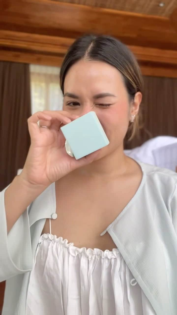 Raisa Andrianaのインスタグラム：「Tadaaaa!! Showing you my daily makeup routine once again, tapi kali ini sekalian kenalin produk baru @officialrainebeauty yaituu The Daily Radiant Matte Setting Powder ✨ Cocok buat kalian yang mau nge set makeup, tapi gak mau keliatan powdery atau kehilangan glow dari base product kalian. Bener2 seamless & translucent, gak geser ataupun merubah warna makeup kitaaa. You gotta try it to believe it! Coming to you sooon!」