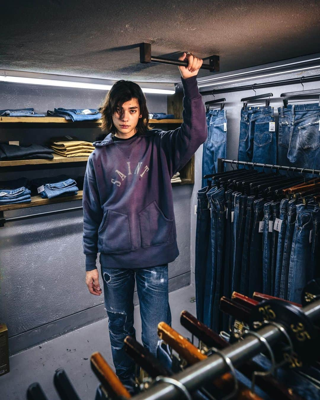 UNITED ARROWS & SONSのインスタグラム：「ㅤㅤㅤㅤㅤㅤㅤㅤㅤㅤ【 Info 】 ©SAINT Mxxxxxxと老舗ヴィンテージショップBerBerJin ディレクター藤原裕氏とのコラボレーションアイテムを11月25日（土）に発売いたします。  ©SAINT Mxxxxxxのヴィンテージ加工を高く評価している藤原氏からのリクエストにより、特徴的なグラフィックが目を惹くスウェットと、「ヴィンテージ市場で今最も熱い」と言われている“後付けパーカ”をリリース。1940年代の後付けパーカを参考に、長年 ヴィンテージを見てきた藤原氏もこれまでほとんど目にしたことが無いというドットで図形を表現した特徴的なプリントを忠実に再現。当時のプリントの技術の甘さや剝がれ方に至るまで追求し、製作に約2年費やされた逸品です。スウェットは、1960年代のヴィンテージスウェットをベースに、©SAINT Mxxxxxxの感性でグラフィックやディテール、シルエットをアップデートしました。 同日には、©SAINT Mxxxxxxデザイナー細川雄太が今シーズン特にお気に入りのジップパーカをリリース。無地のパーカはブランドとして初の試みとなり、グラフィックが一切施されていない分、©SAINT Mxxxxxxの加工技術が際立つ1着となっております。  ■取り扱い店舗： ユナイテッドアローズ＆サンズ ※オンラインストアでは後日発売いたします。  #SAINTM××××××  #BerBerJin #unitedarrowsandsonssons」