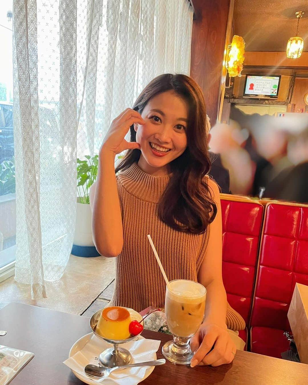 坂本遥奈さんのインスタグラム写真 - (坂本遥奈Instagram)「大好きなななみぃと♡ らんち〜カフェした日☕️🫶  会って話するたびに更に大好きになる存在🙈 似たもの同士って言われること多いけど🤣  尊敬するとこばっかりなの…♡  笑いのツボが似てて話してる時 ずっと笑ってると思いきや、、  「長い間活動本当よく頑張っててすごいね…😭」って 急に感動して涙流し出した時はいい人すぎて 笑っちゃったよ🥹  もう最高🥹✨  ななみぃといると時間があっとゆーま！ 出会わせてくれた番組に感謝です🫶  喫茶ボンボンは外観、店内がレトロで すごく可愛いし🎂🫶  ケーキもとても美味しかった✨ みんなおすすめだよ〜♪行ってみてねっ☕️  #TEAMSHACHI#坂本遥奈 #japanesegirl#japan##japanese #japanesestyle#japaneseidol#idol#fyp#instagood#instafashion #instalike #japan#名古屋カフェ#高岳カフェ#ボンボン」11月24日 22時46分 - haruna_sakamoto_official