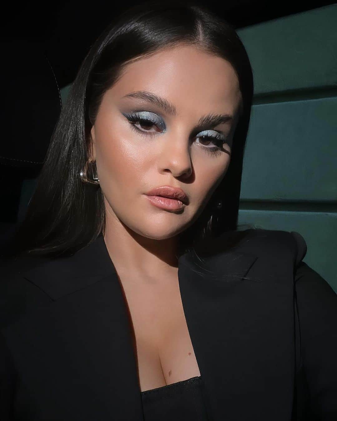 ELLE Magazineのインスタグラム：「@mejuri’s fanbase includes everyone from #Oprah to #SelenaGomez. ❤️ Shop the brand's best #BlackFriday deals at the link in bio. #Regram: @selenagomez」