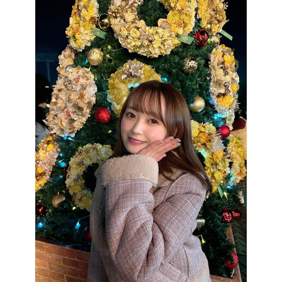 樋渡結依さんのインスタグラム写真 - (樋渡結依Instagram)「東京クリスマスマーケットにみいあちゃんと 行ってきました🎅♡   今年もマグカップ可愛かった❣️ ご飯も美味しくてお酒が進んじゃった🥰笑 特にサンタさんのワインとトナカイのカフェラテがおすすめだよ！ クリスマス満喫できました🎄  17時くらいからはどのお店も長蛇の列になっちゃうから、なるべく早めに行くのがオススメだよ〜 あと席も取りやすいしね😉  12月25日まで明治神宮外苑で開催してるよ〜  @tokyochristmas   #東京クリスマスマーケット  #明治神宮外苑  #クリスマスマーケット 🎄 #今年は明治神宮外苑でクリスマスマーケット  #pr  #クリスマス  #christmas  #TOKYO #meijijingu」11月24日 22時43分 - yui_hiwatashi0430
