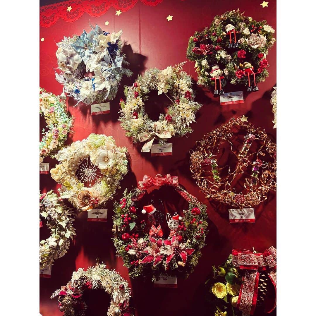 樋渡結依さんのインスタグラム写真 - (樋渡結依Instagram)「東京クリスマスマーケットにみいあちゃんと 行ってきました🎅♡   今年もマグカップ可愛かった❣️ ご飯も美味しくてお酒が進んじゃった🥰笑 特にサンタさんのワインとトナカイのカフェラテがおすすめだよ！ クリスマス満喫できました🎄  17時くらいからはどのお店も長蛇の列になっちゃうから、なるべく早めに行くのがオススメだよ〜 あと席も取りやすいしね😉  12月25日まで明治神宮外苑で開催してるよ〜  @tokyochristmas   #東京クリスマスマーケット  #明治神宮外苑  #クリスマスマーケット 🎄 #今年は明治神宮外苑でクリスマスマーケット  #pr  #クリスマス  #christmas  #TOKYO #meijijingu」11月24日 22時43分 - yui_hiwatashi0430