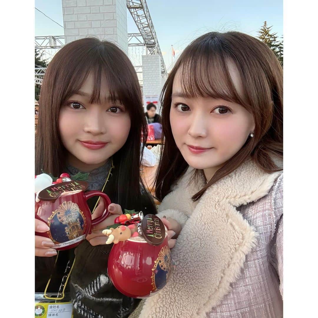 樋渡結依さんのインスタグラム写真 - (樋渡結依Instagram)「東京クリスマスマーケットにみいあちゃんと 行ってきました🎅♡   今年もマグカップ可愛かった❣️ ご飯も美味しくてお酒が進んじゃった🥰笑 特にサンタさんのワインとトナカイのカフェラテがおすすめだよ！ クリスマス満喫できました🎄  17時くらいからはどのお店も長蛇の列になっちゃうから、なるべく早めに行くのがオススメだよ〜 あと席も取りやすいしね😉  12月25日まで明治神宮外苑で開催してるよ〜  @tokyochristmas   #東京クリスマスマーケット  #明治神宮外苑  #クリスマスマーケット 🎄 #今年は明治神宮外苑でクリスマスマーケット  #pr  #クリスマス  #christmas  #TOKYO #meijijingu」11月24日 22時43分 - yui_hiwatashi0430